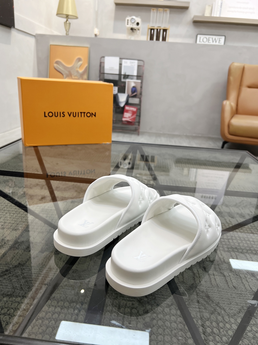  L 🔍顶级代购🇮🇹 路 炸街男神春夏拖鞋新品专柜同步，鞋面意大利进口牛皮面料，高品质拼接工艺，鞋底：原