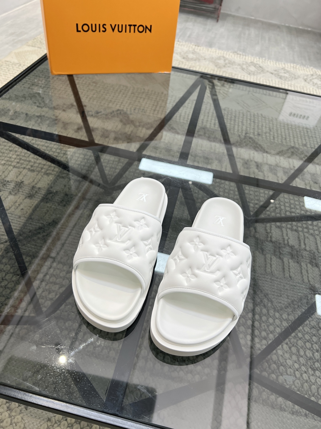  L 🔍顶级代购🇮🇹 路 炸街男神春夏拖鞋新品专柜同步，鞋面意大利进口牛皮面料，高品质拼接工艺，鞋底：原