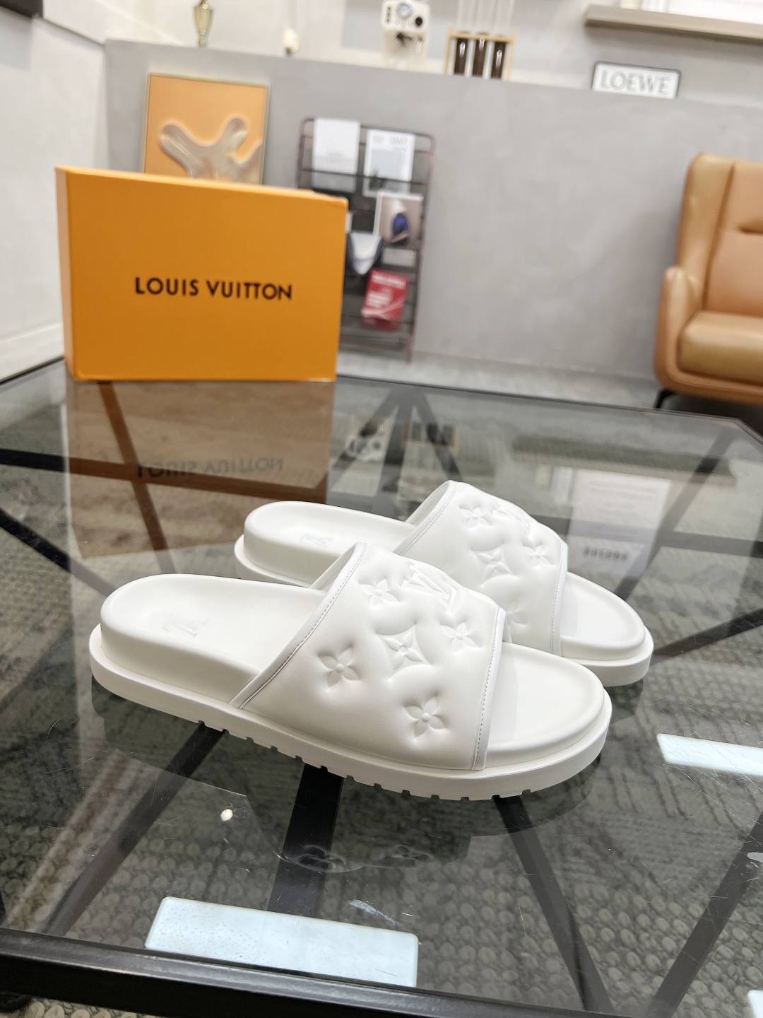  L 🔍顶级代购🇮🇹 路 炸街男神春夏拖鞋新品专柜同步，鞋面意大利进口牛皮面料，高品质拼接工艺，鞋底：原