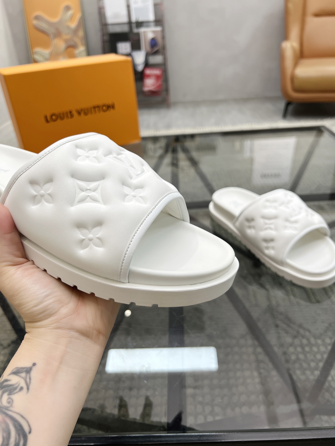  L 🔍顶级代购🇮🇹 路 炸街男神春夏拖鞋新品专柜同步，鞋面意大利进口牛皮面料，高品质拼接工艺，鞋底：原