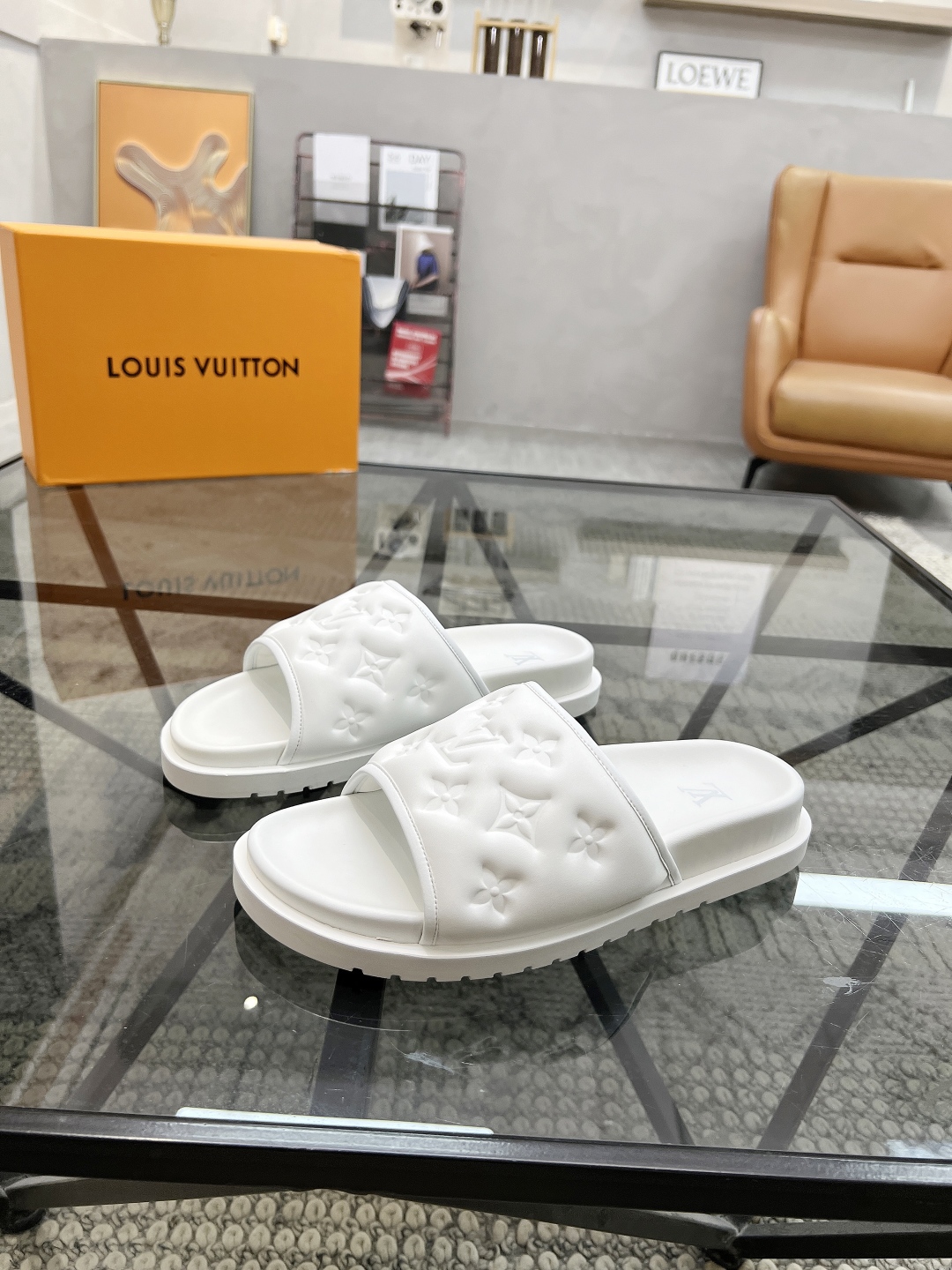 L 🔍顶级代购🇮🇹 路 炸街男神春夏拖鞋新品专柜同步，鞋面意大利进口牛皮面料，高品质拼接工艺，鞋底：原