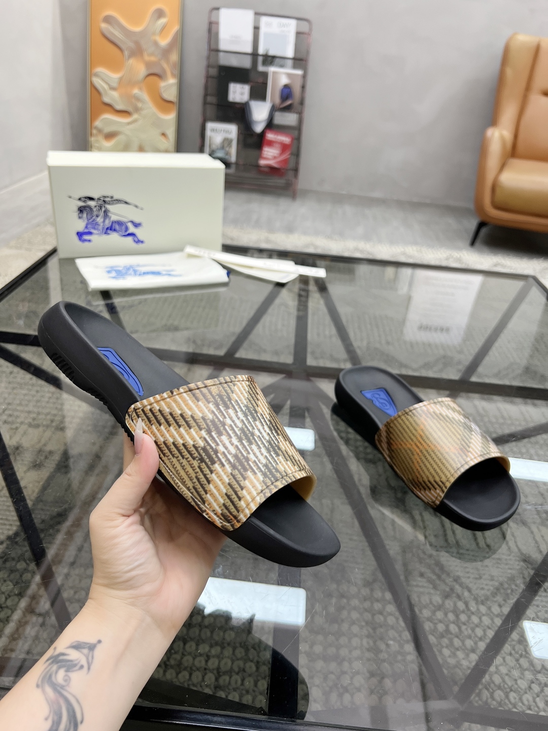  B 🔍顶级代购🇮🇹 巴 炸街男神春夏拖鞋新品专柜同步，鞋面意大利进口标志胶片面料，高品质拼接工艺，鞋底