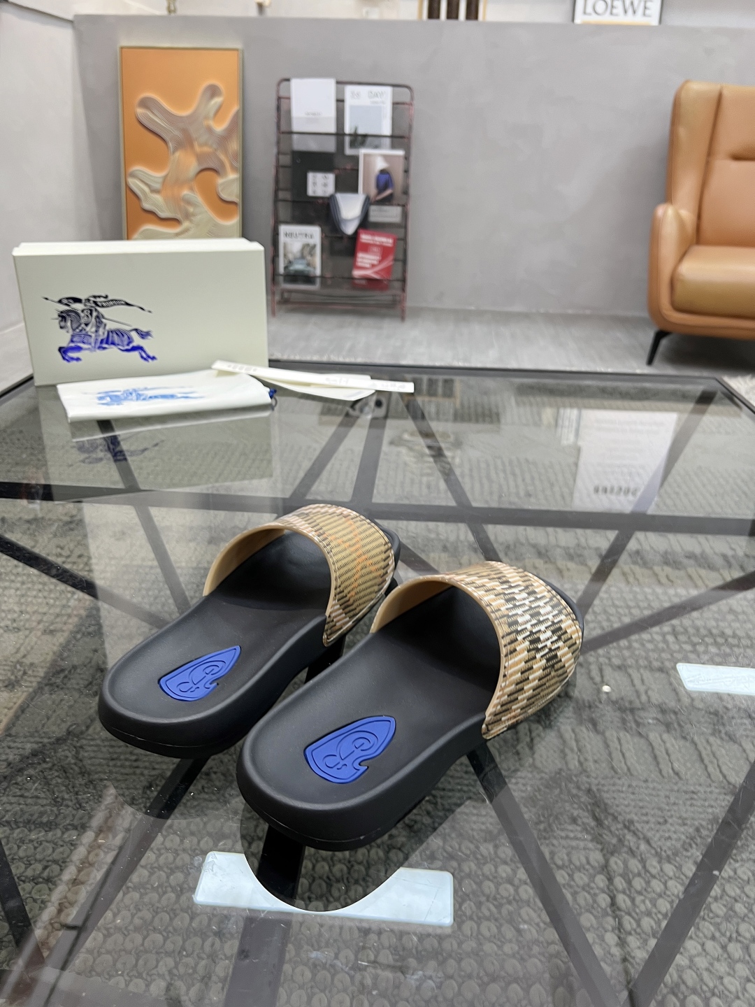  B 🔍顶级代购🇮🇹 巴 炸街男神春夏拖鞋新品专柜同步，鞋面意大利进口标志胶片面料，高品质拼接工艺，鞋底