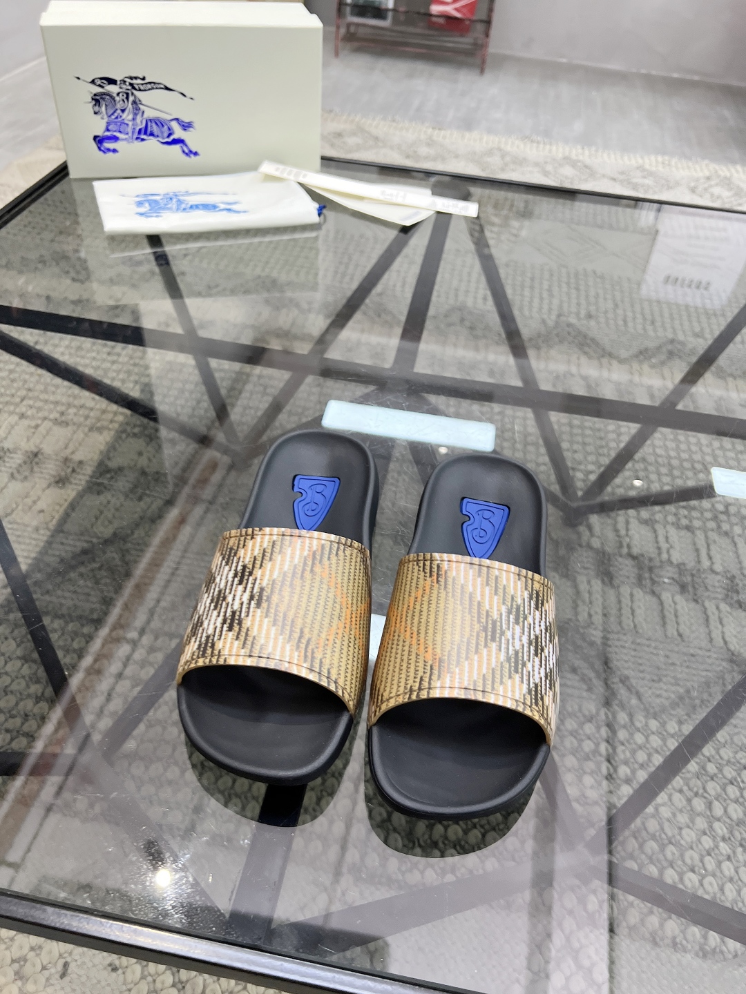  B 🔍顶级代购🇮🇹 巴 炸街男神春夏拖鞋新品专柜同步，鞋面意大利进口标志胶片面料，高品质拼接工艺，鞋底
