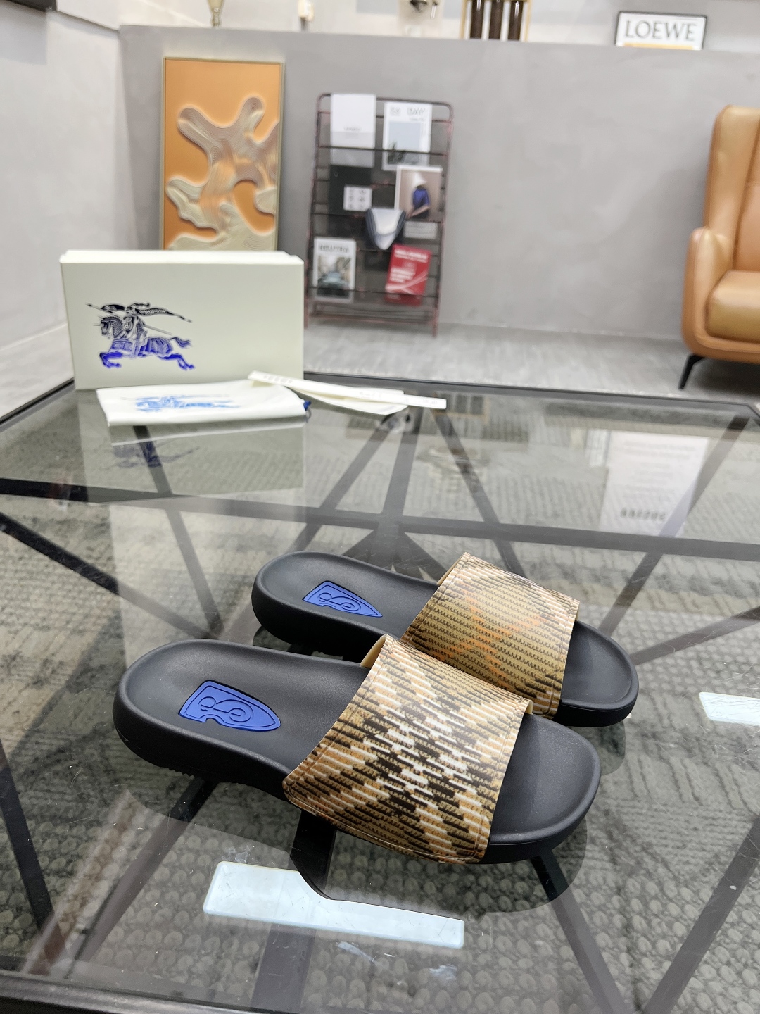  B 🔍顶级代购🇮🇹 巴 炸街男神春夏拖鞋新品专柜同步，鞋面意大利进口标志胶片面料，高品质拼接工艺，鞋底
