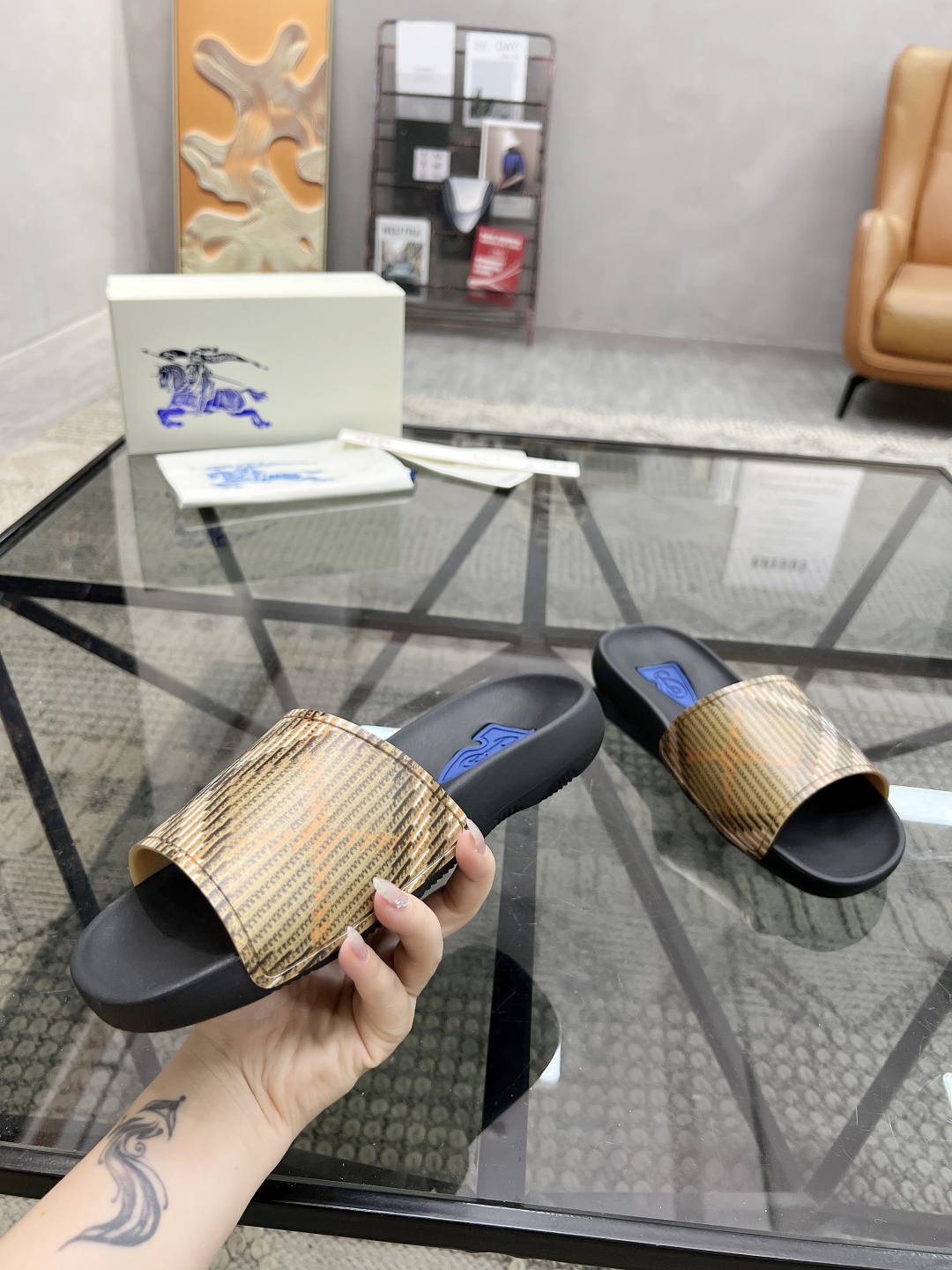  B 🔍顶级代购🇮🇹 巴 炸街男神春夏拖鞋新品专柜同步，鞋面意大利进口标志胶片面料，高品质拼接工艺，鞋底