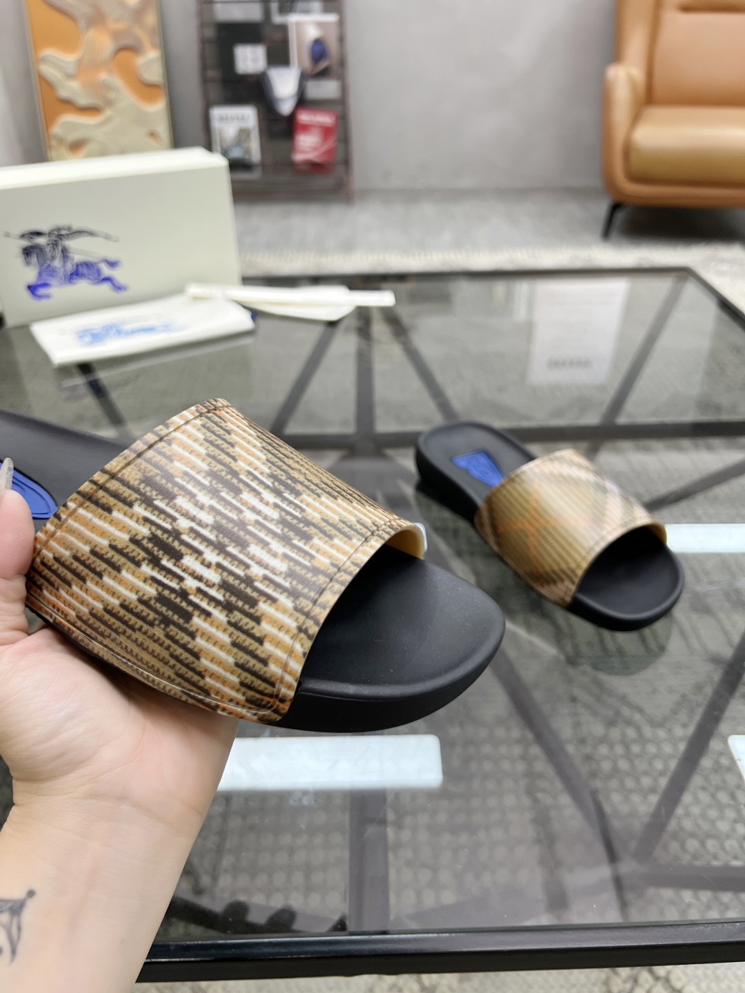  B 🔍顶级代购🇮🇹 巴 炸街男神春夏拖鞋新品专柜同步，鞋面意大利进口标志胶片面料，高品质拼接工艺，鞋底