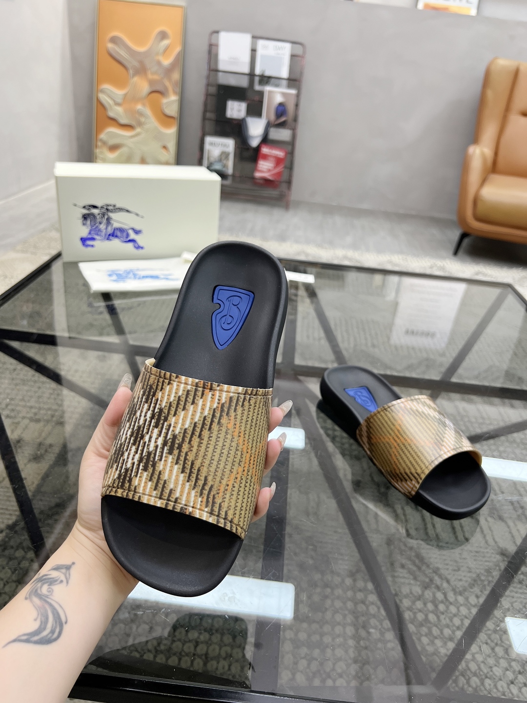  B 🔍顶级代购🇮🇹 巴 炸街男神春夏拖鞋新品专柜同步，鞋面意大利进口标志胶片面料，高品质拼接工艺，鞋底