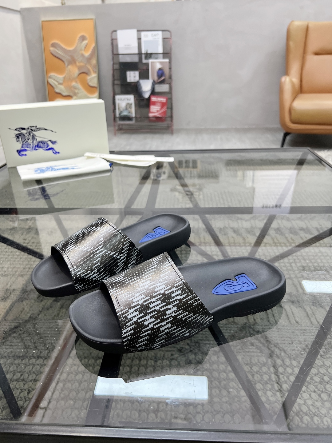  B 🔍顶级代购🇮🇹 巴 炸街男神春夏拖鞋新品专柜同步，鞋面意大利进口标志胶片面料，高品质拼接工艺，鞋底