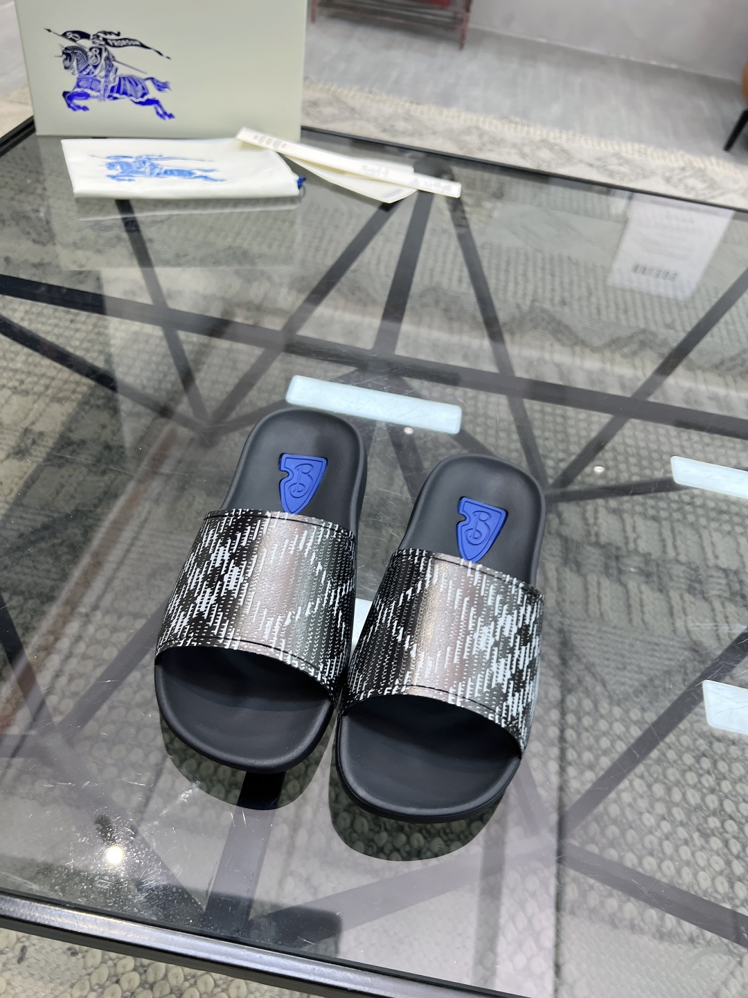  B 🔍顶级代购🇮🇹 巴 炸街男神春夏拖鞋新品专柜同步，鞋面意大利进口标志胶片面料，高品质拼接工艺，鞋底