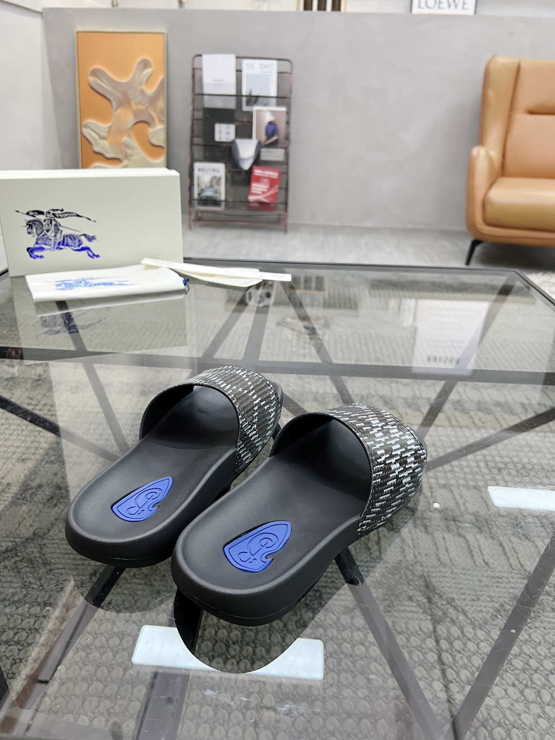  B 🔍顶级代购🇮🇹 巴 炸街男神春夏拖鞋新品专柜同步，鞋面意大利进口标志胶片面料，高品质拼接工艺，鞋底