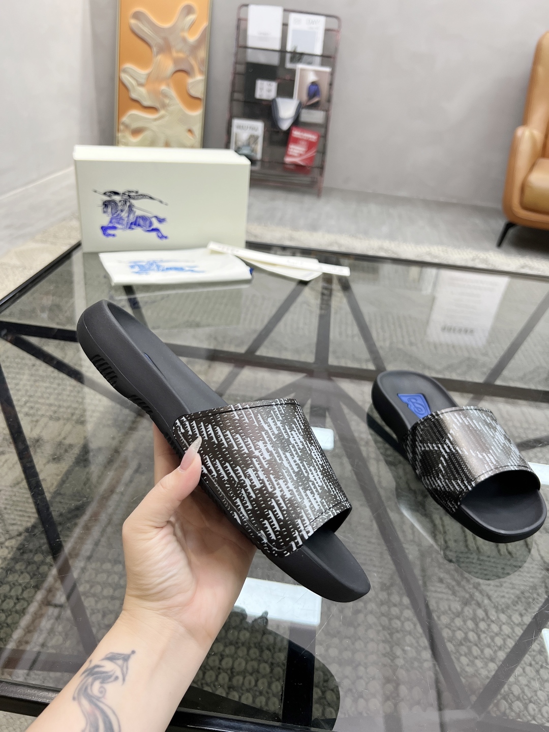  B 🔍顶级代购🇮🇹 巴 炸街男神春夏拖鞋新品专柜同步，鞋面意大利进口标志胶片面料，高品质拼接工艺，鞋底