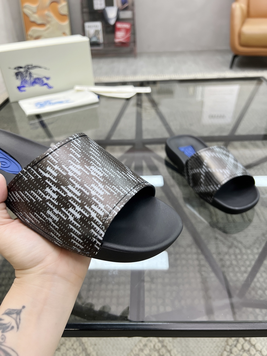  B 🔍顶级代购🇮🇹 巴 炸街男神春夏拖鞋新品专柜同步，鞋面意大利进口标志胶片面料，高品质拼接工艺，鞋底