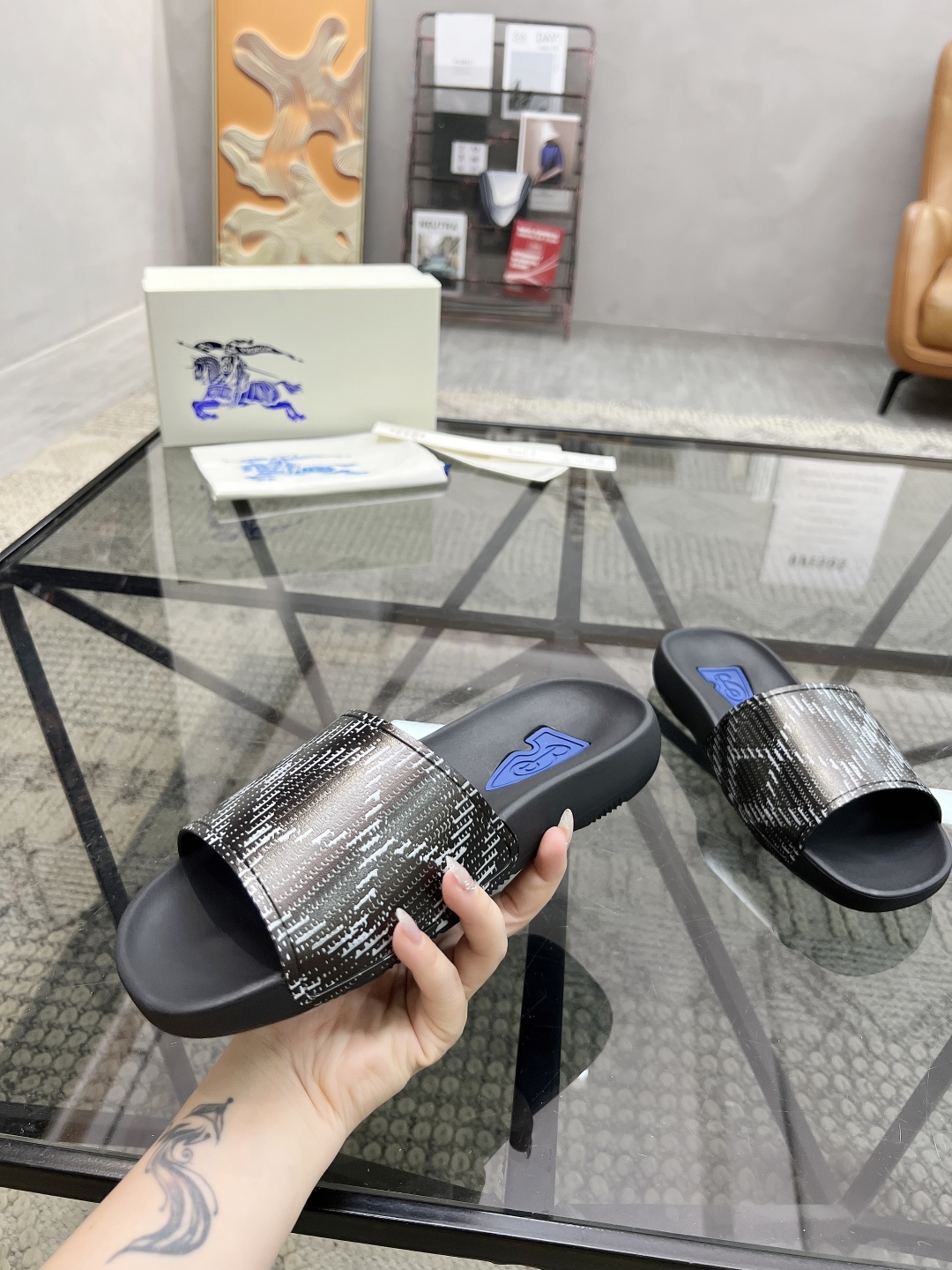  B 🔍顶级代购🇮🇹 巴 炸街男神春夏拖鞋新品专柜同步，鞋面意大利进口标志胶片面料，高品质拼接工艺，鞋底