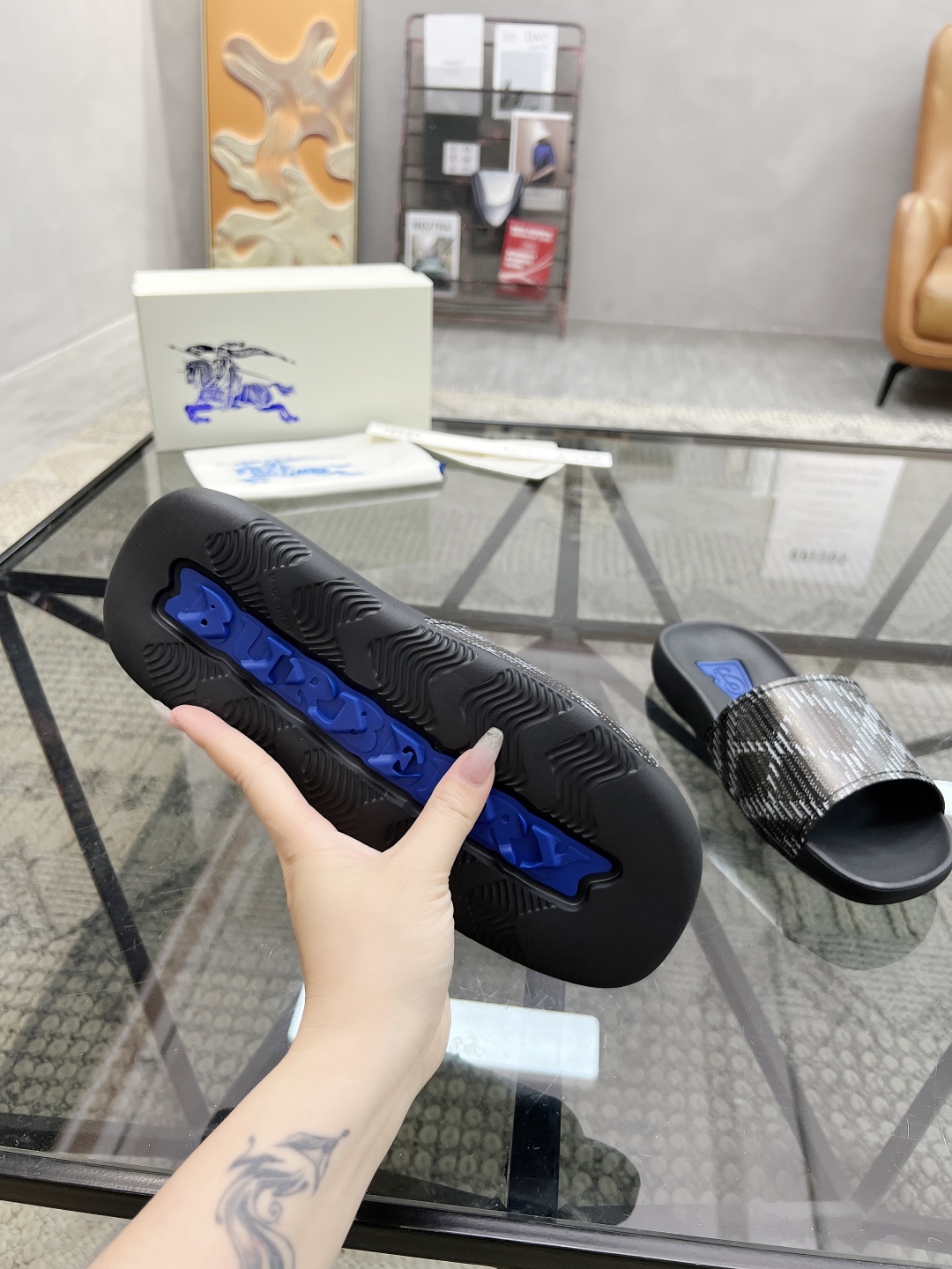  B 🔍顶级代购🇮🇹 巴 炸街男神春夏拖鞋新品专柜同步，鞋面意大利进口标志胶片面料，高品质拼接工艺，鞋底