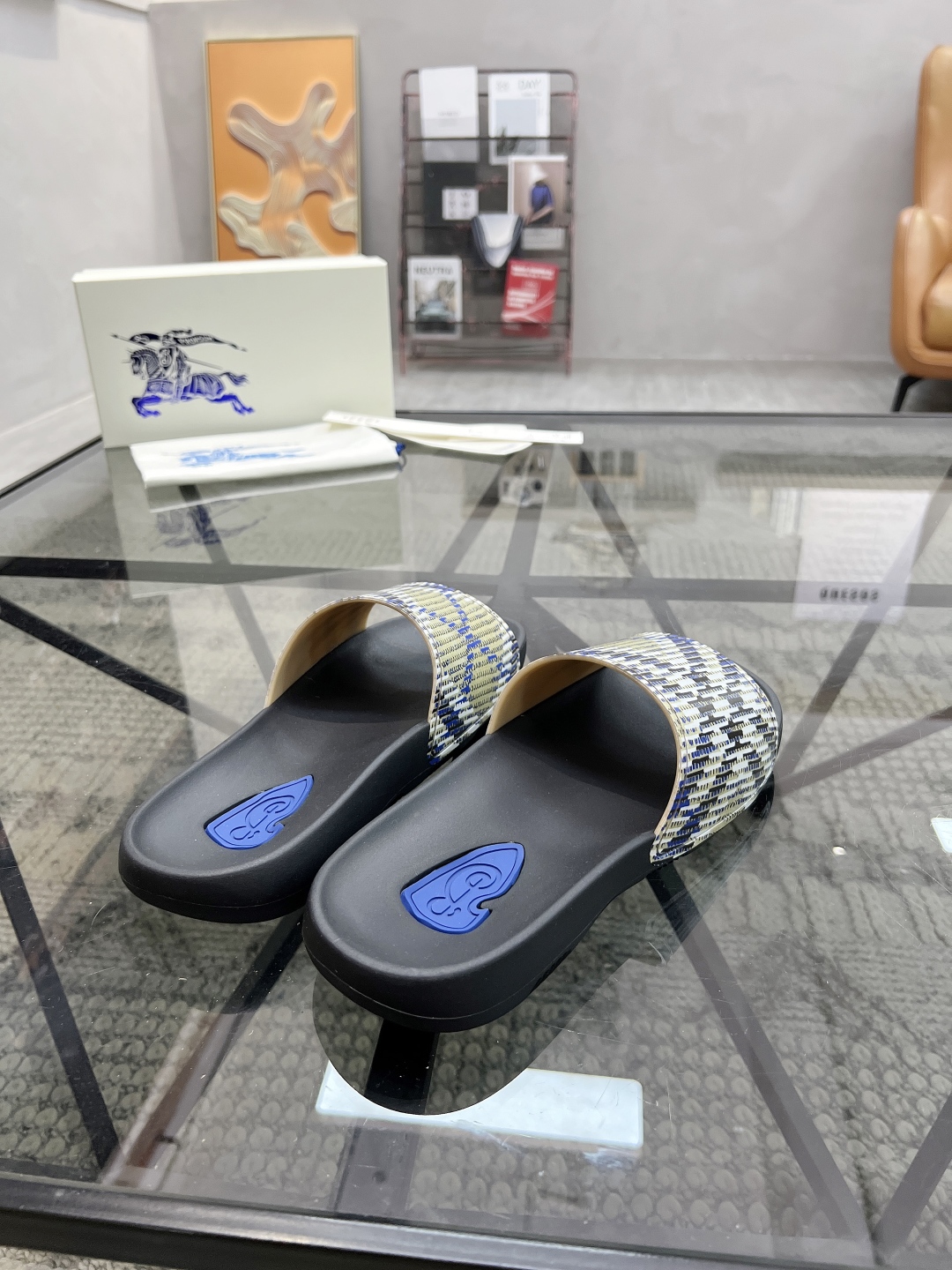  B 🔍顶级代购🇮🇹 巴 炸街男神春夏拖鞋新品专柜同步，鞋面意大利进口标志胶片面料，高品质拼接工艺，鞋底