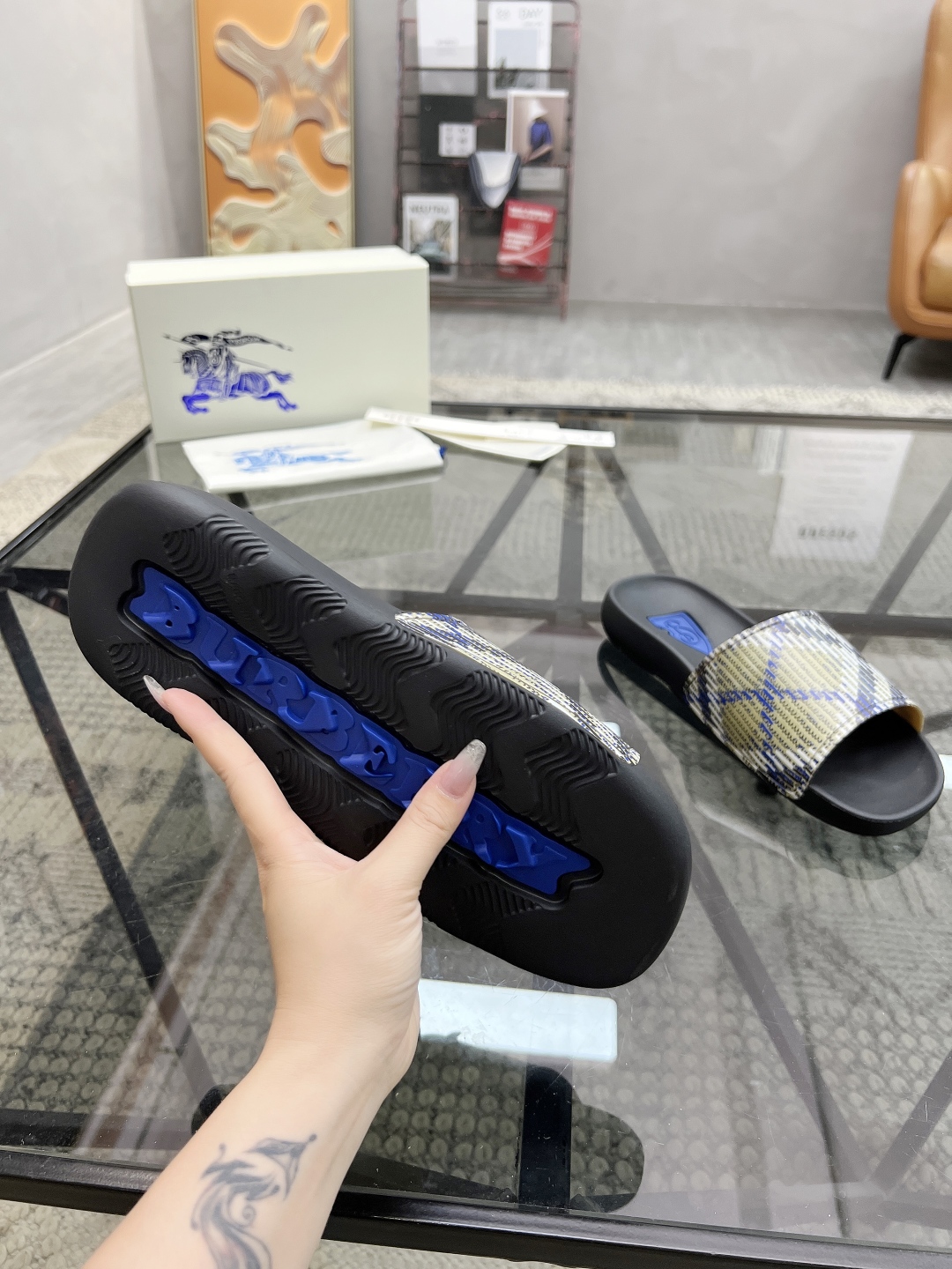  B 🔍顶级代购🇮🇹 巴 炸街男神春夏拖鞋新品专柜同步，鞋面意大利进口标志胶片面料，高品质拼接工艺，鞋底