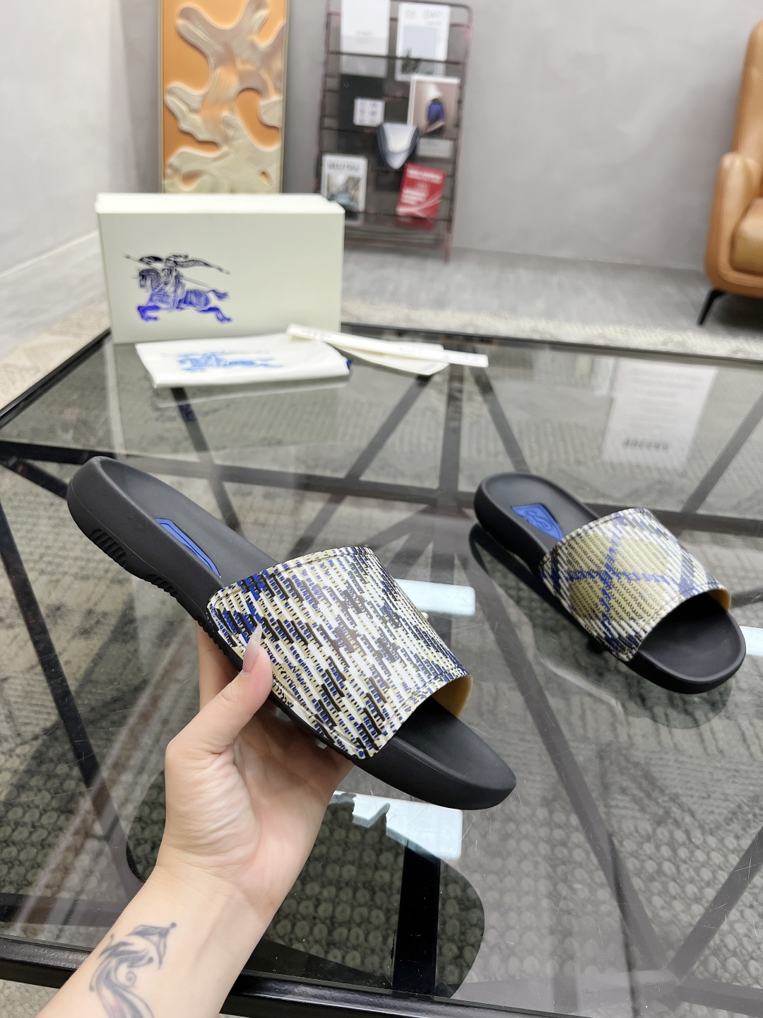  B 🔍顶级代购🇮🇹 巴 炸街男神春夏拖鞋新品专柜同步，鞋面意大利进口标志胶片面料，高品质拼接工艺，鞋底