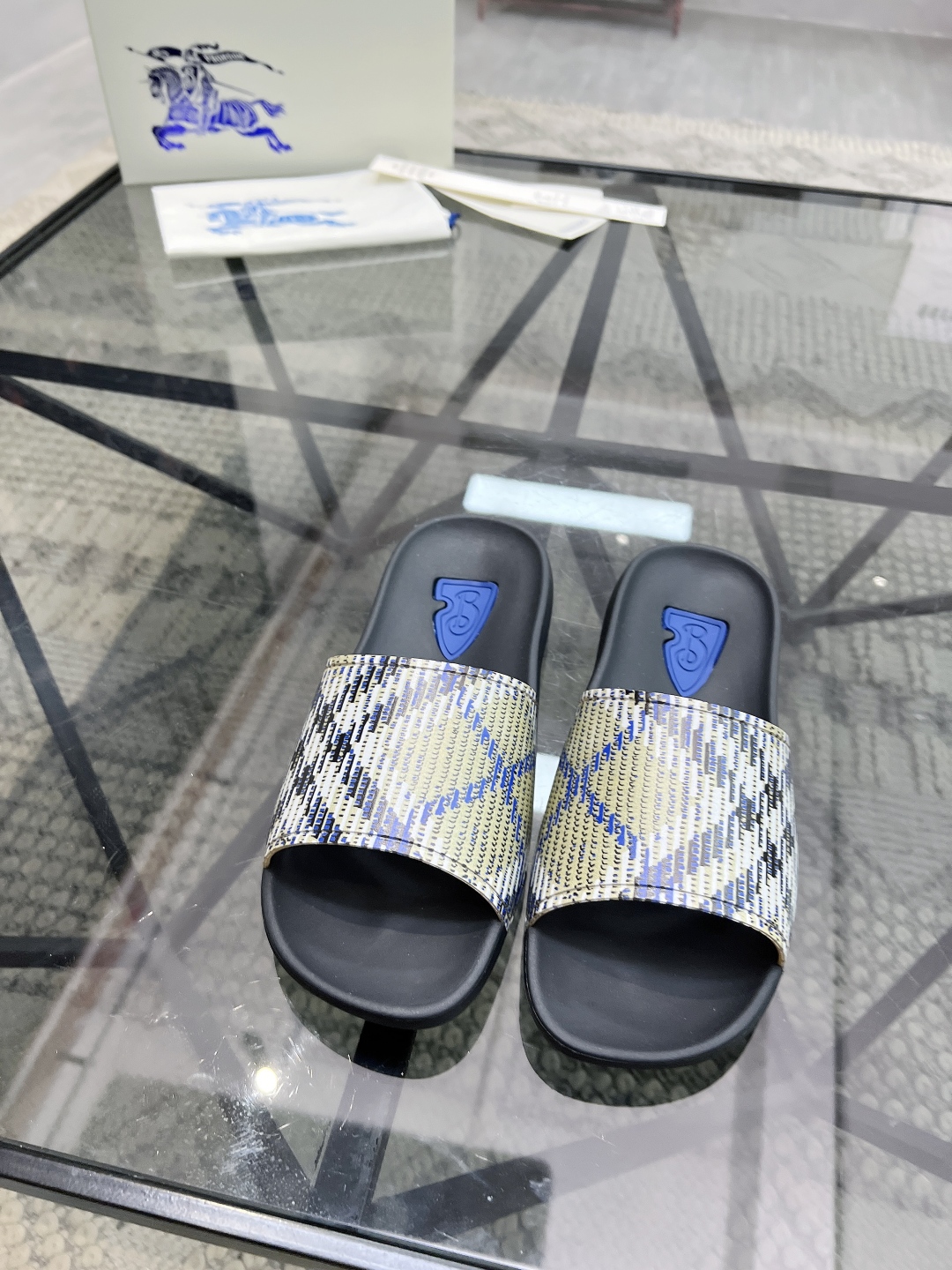  B 🔍顶级代购🇮🇹 巴 炸街男神春夏拖鞋新品专柜同步，鞋面意大利进口标志胶片面料，高品质拼接工艺，鞋底