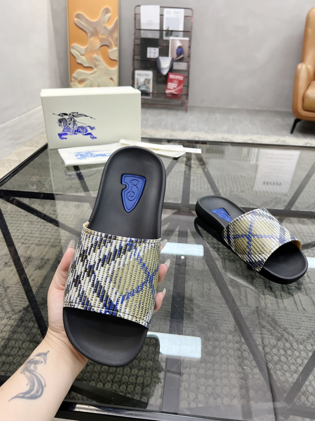  B 🔍顶级代购🇮🇹 巴 炸街男神春夏拖鞋新品专柜同步，鞋面意大利进口标志胶片面料，高品质拼接工艺，鞋底