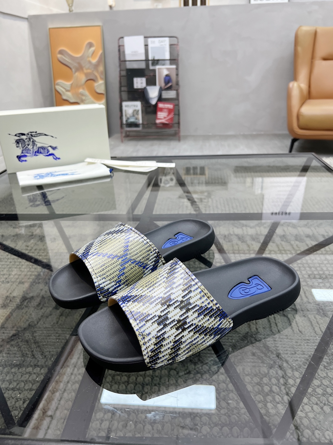  B 🔍顶级代购🇮🇹 巴 炸街男神春夏拖鞋新品专柜同步，鞋面意大利进口标志胶片面料，高品质拼接工艺，鞋底