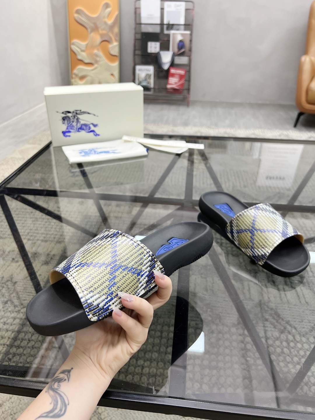 B 🔍顶级代购🇮🇹 巴 炸街男神春夏拖鞋新品专柜同步，鞋面意大利进口标志胶片面料，高品质拼接工艺，鞋底