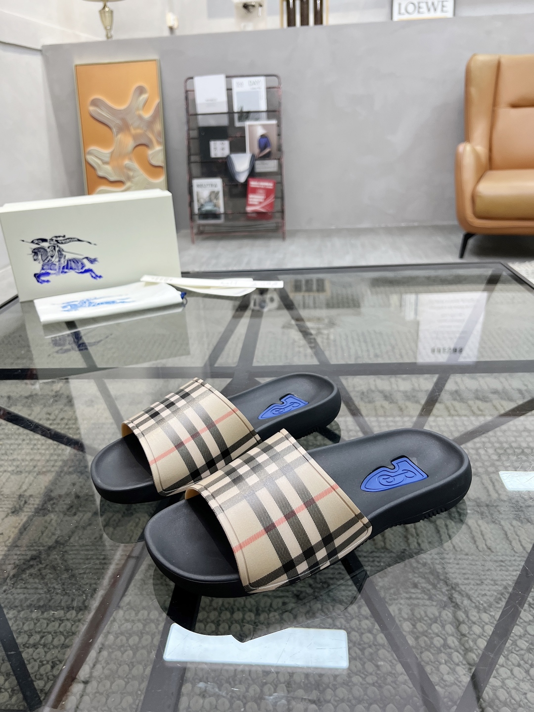  B 🔍顶级代购🇮🇹 巴 炸街男神春夏拖鞋新品专柜同步，鞋面意大利进口标志胶片面料，高品质拼接工艺，鞋底