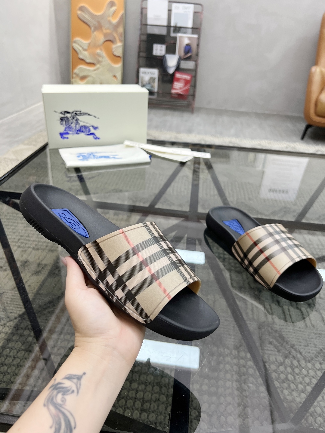  B 🔍顶级代购🇮🇹 巴 炸街男神春夏拖鞋新品专柜同步，鞋面意大利进口标志胶片面料，高品质拼接工艺，鞋底