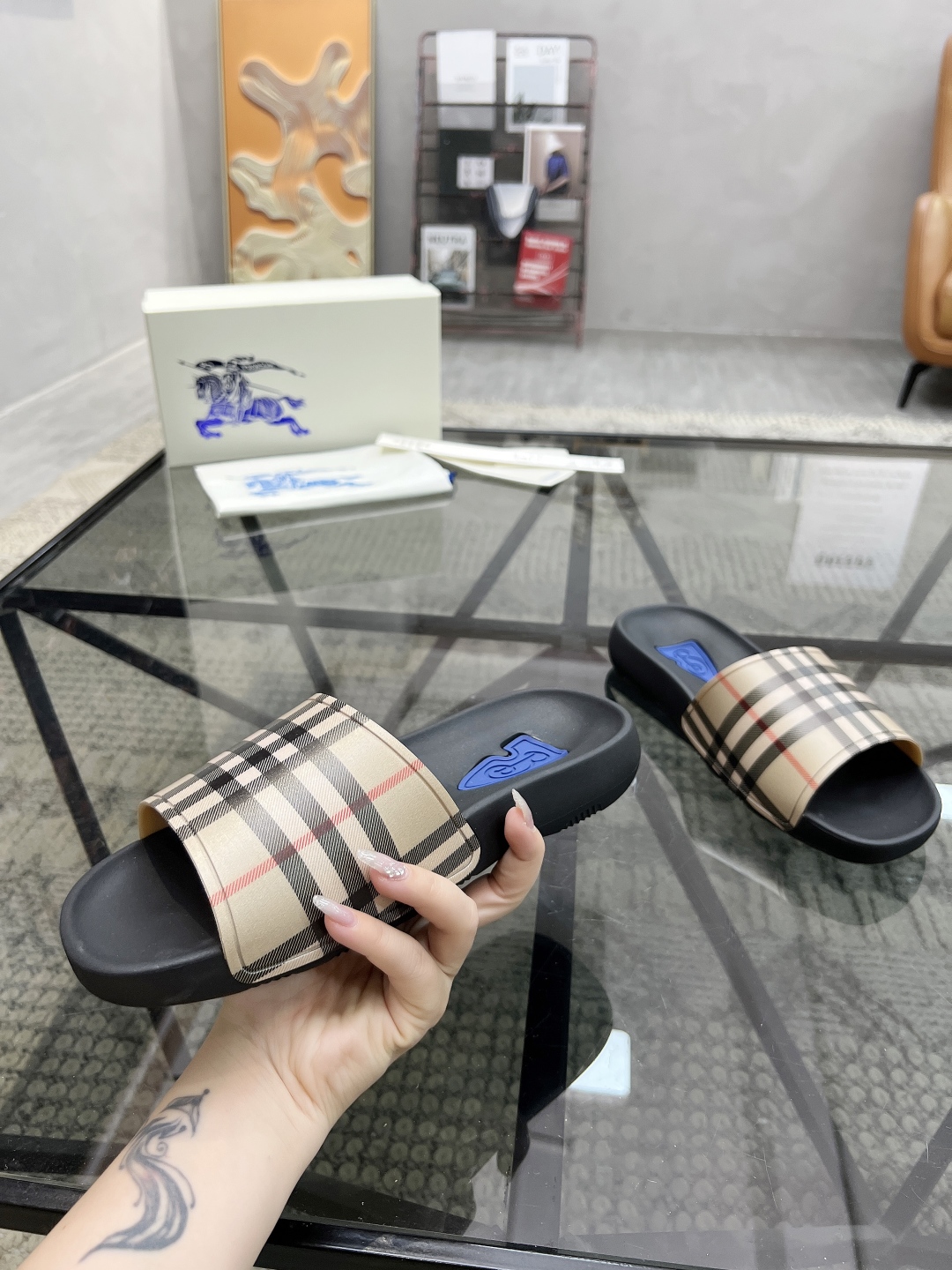  B 🔍顶级代购🇮🇹 巴 炸街男神春夏拖鞋新品专柜同步，鞋面意大利进口标志胶片面料，高品质拼接工艺，鞋底