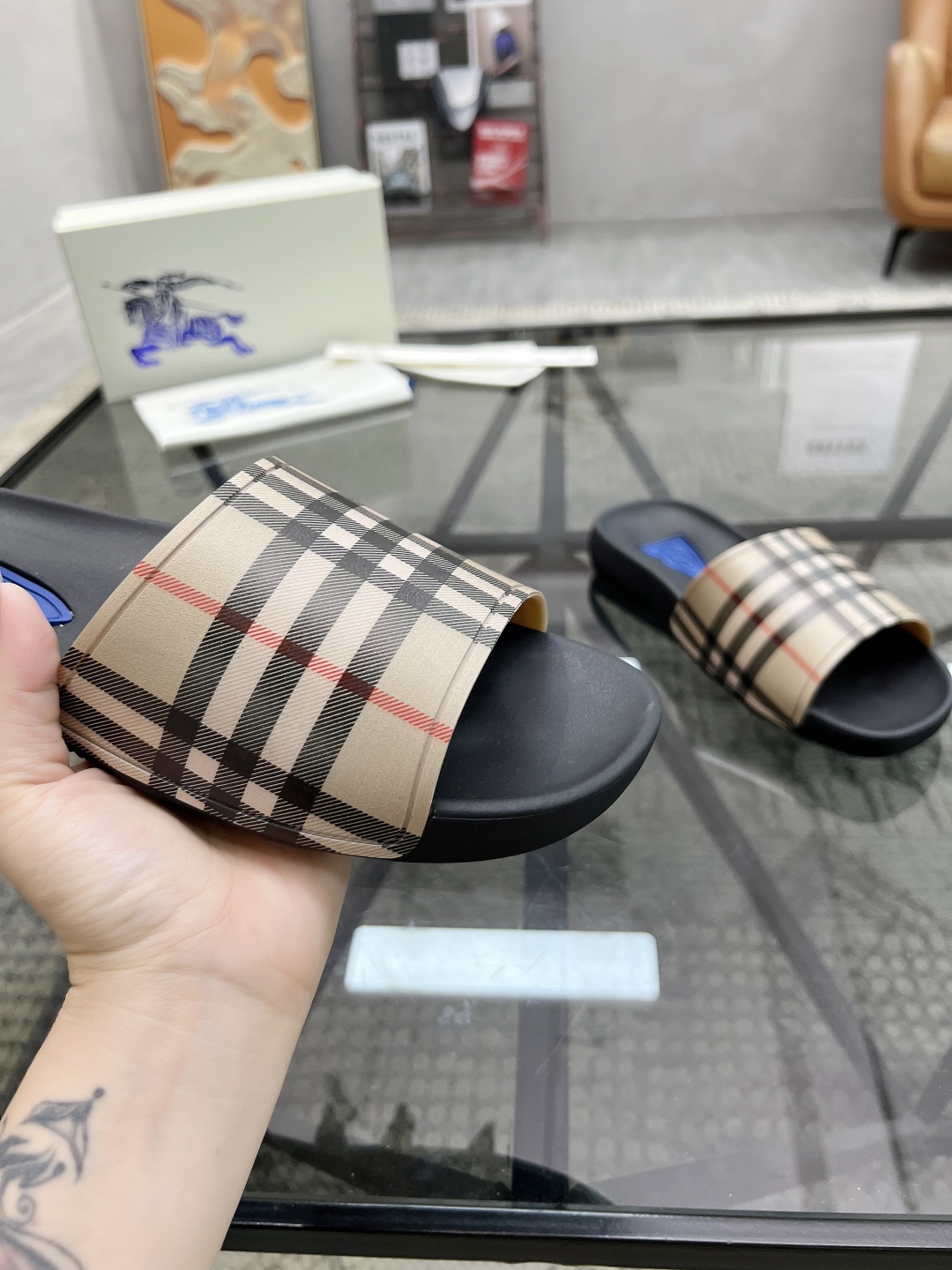  B 🔍顶级代购🇮🇹 巴 炸街男神春夏拖鞋新品专柜同步，鞋面意大利进口标志胶片面料，高品质拼接工艺，鞋底