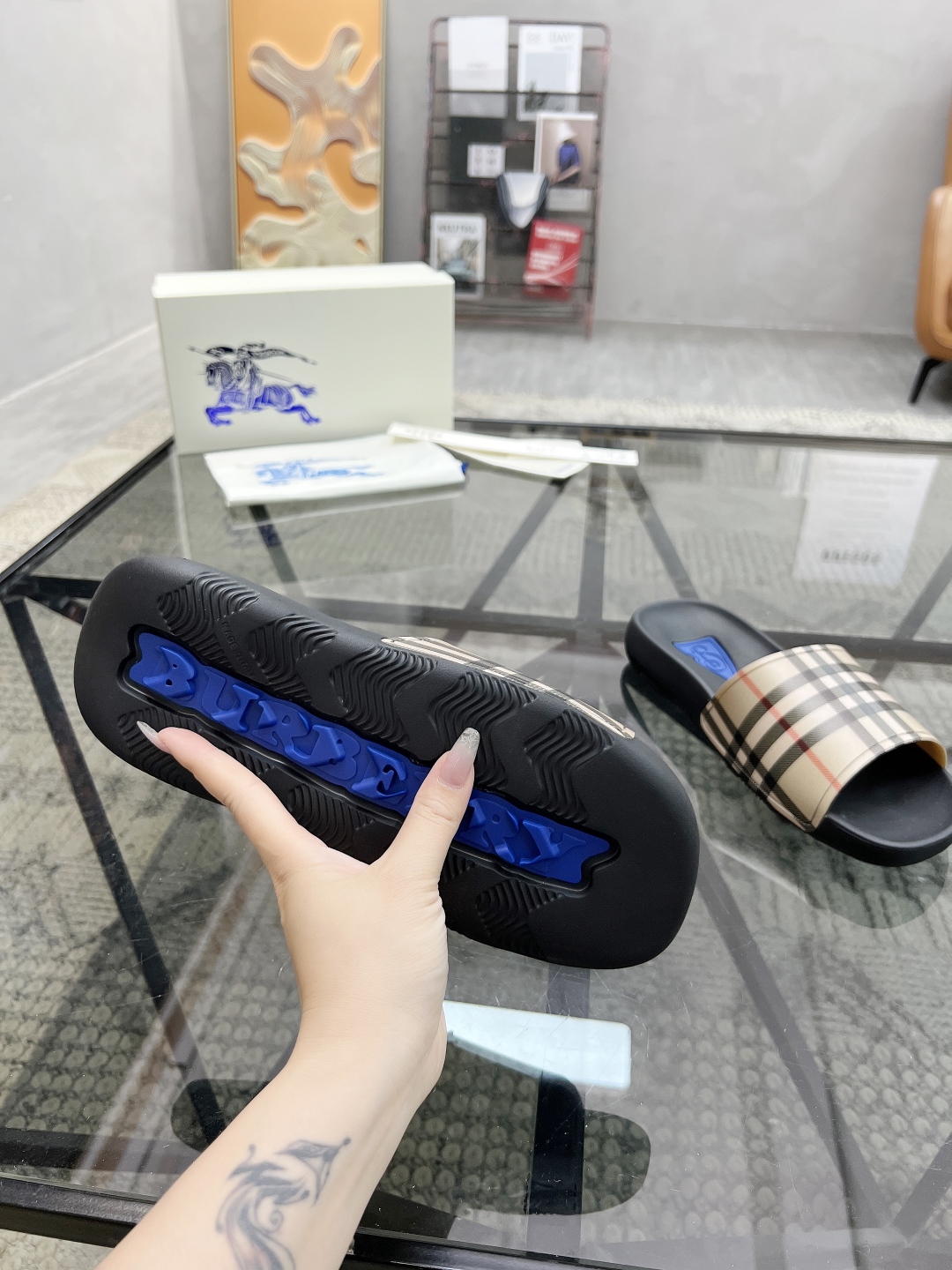  B 🔍顶级代购🇮🇹 巴 炸街男神春夏拖鞋新品专柜同步，鞋面意大利进口标志胶片面料，高品质拼接工艺，鞋底