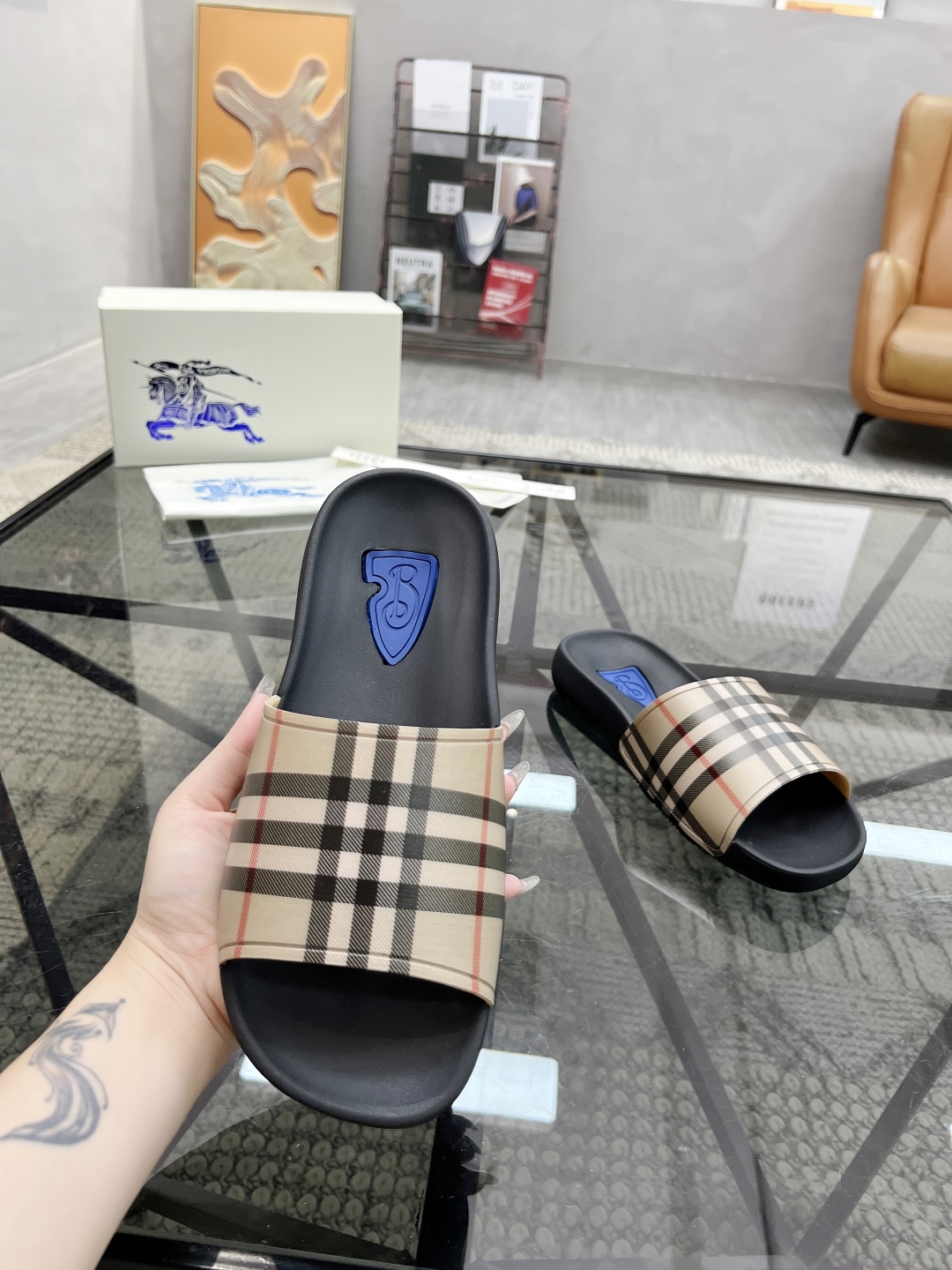  B 🔍顶级代购🇮🇹 巴 炸街男神春夏拖鞋新品专柜同步，鞋面意大利进口标志胶片面料，高品质拼接工艺，鞋底