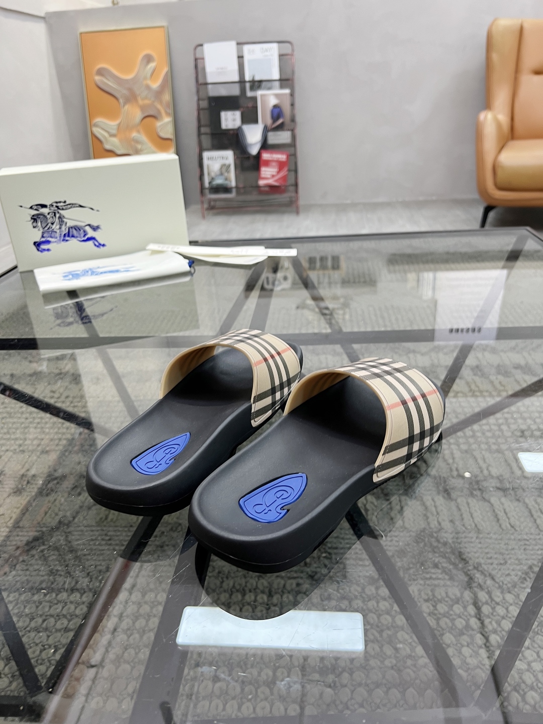  B 🔍顶级代购🇮🇹 巴 炸街男神春夏拖鞋新品专柜同步，鞋面意大利进口标志胶片面料，高品质拼接工艺，鞋底