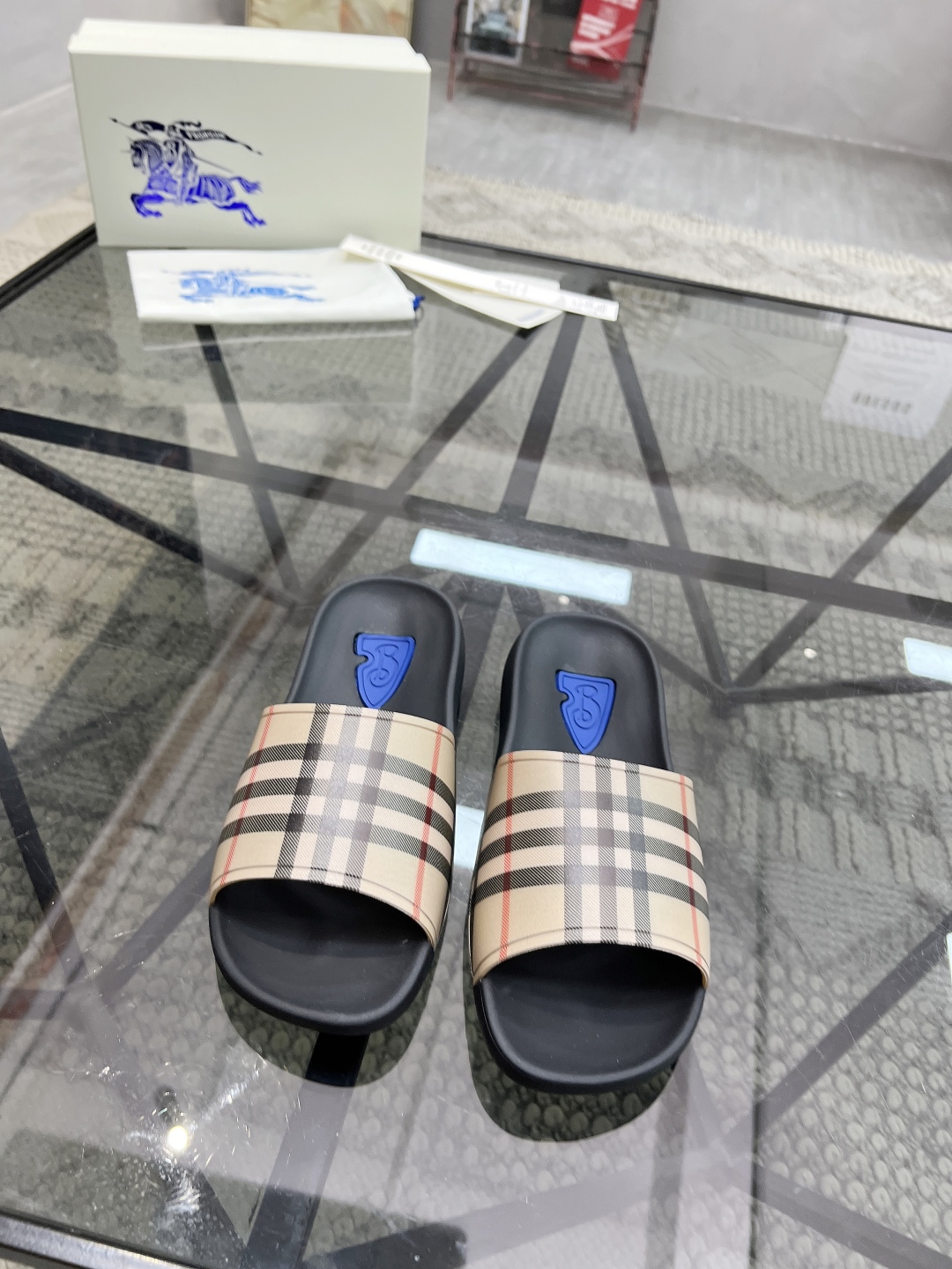  B 🔍顶级代购🇮🇹 巴 炸街男神春夏拖鞋新品专柜同步，鞋面意大利进口标志胶片面料，高品质拼接工艺，鞋底