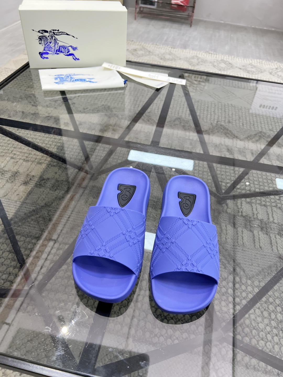  B 🔍顶级代购🇮🇹 巴 炸街男神春夏拖鞋新品专柜同步，鞋面意大利进口标志胶片面料，高品质拼接工艺，鞋底