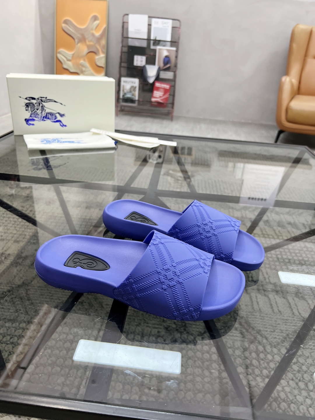  B 🔍顶级代购🇮🇹 巴 炸街男神春夏拖鞋新品专柜同步，鞋面意大利进口标志胶片面料，高品质拼接工艺，鞋底
