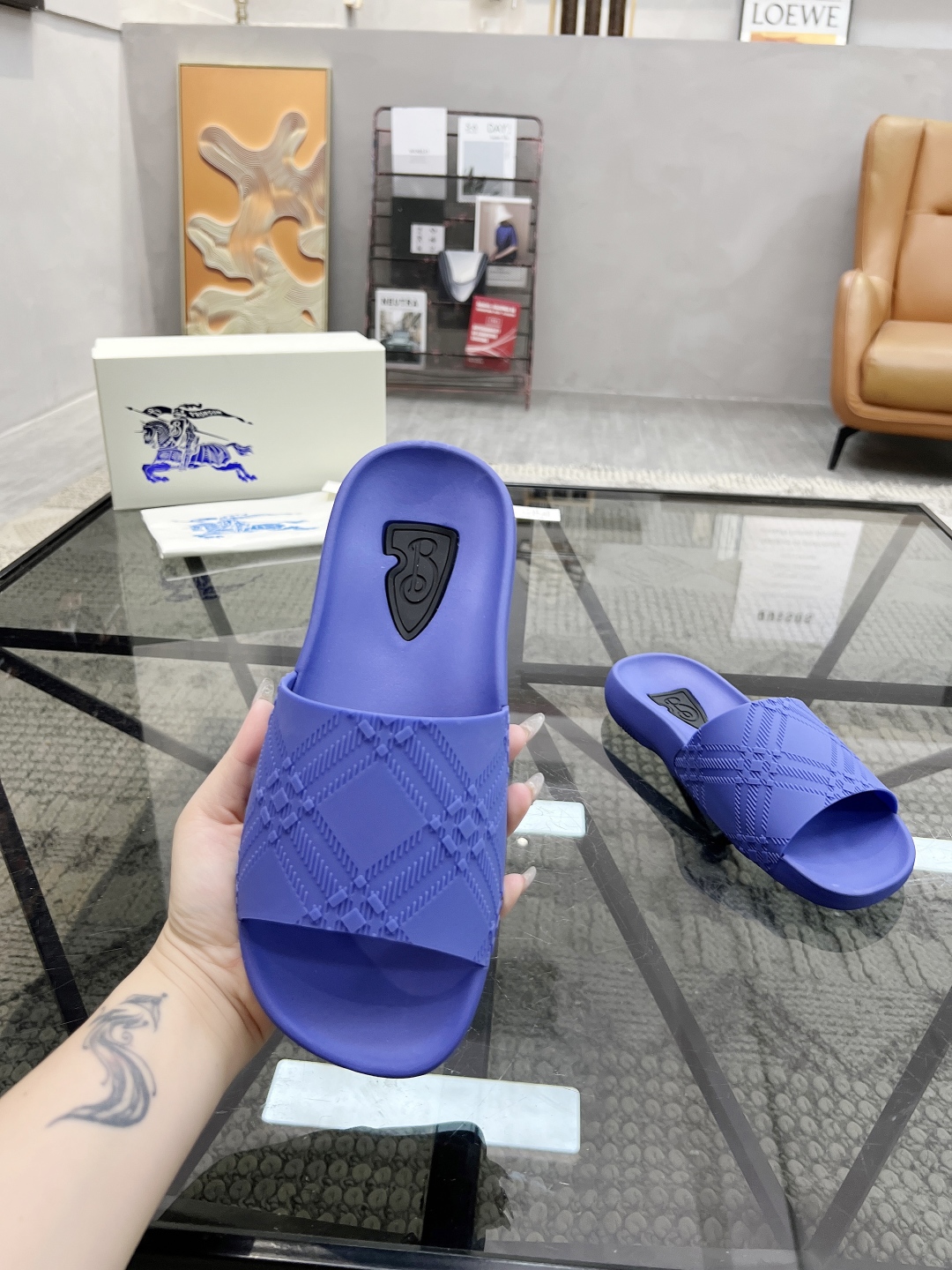  B 🔍顶级代购🇮🇹 巴 炸街男神春夏拖鞋新品专柜同步，鞋面意大利进口标志胶片面料，高品质拼接工艺，鞋底