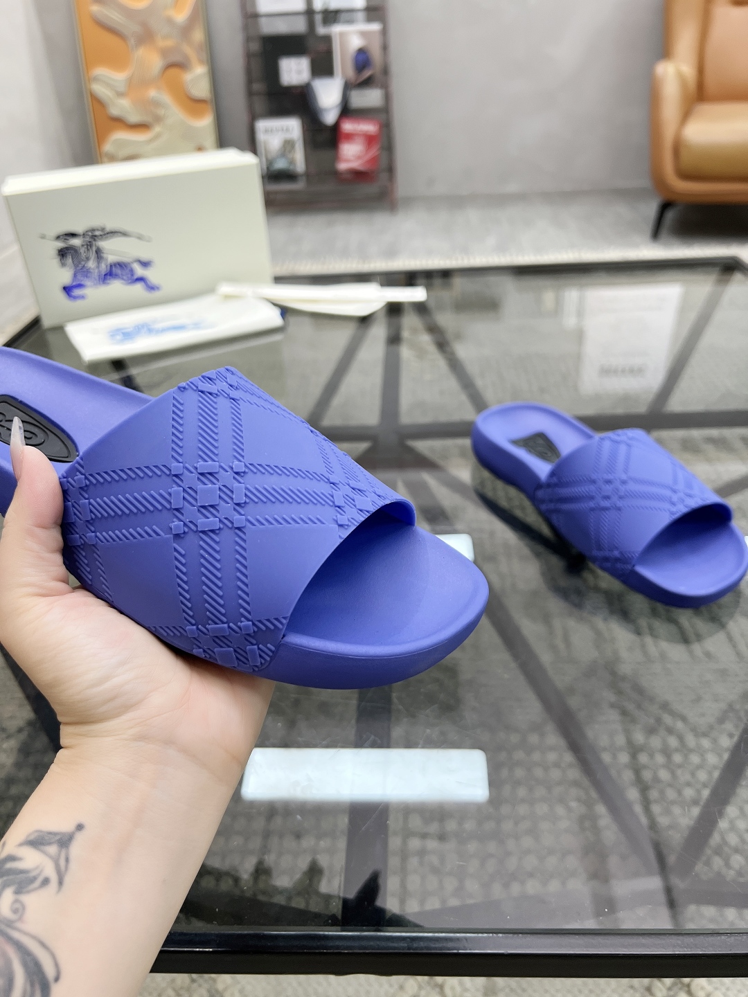  B 🔍顶级代购🇮🇹 巴 炸街男神春夏拖鞋新品专柜同步，鞋面意大利进口标志胶片面料，高品质拼接工艺，鞋底