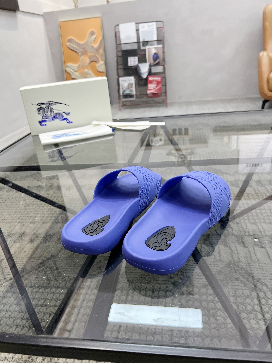  B 🔍顶级代购🇮🇹 巴 炸街男神春夏拖鞋新品专柜同步，鞋面意大利进口标志胶片面料，高品质拼接工艺，鞋底