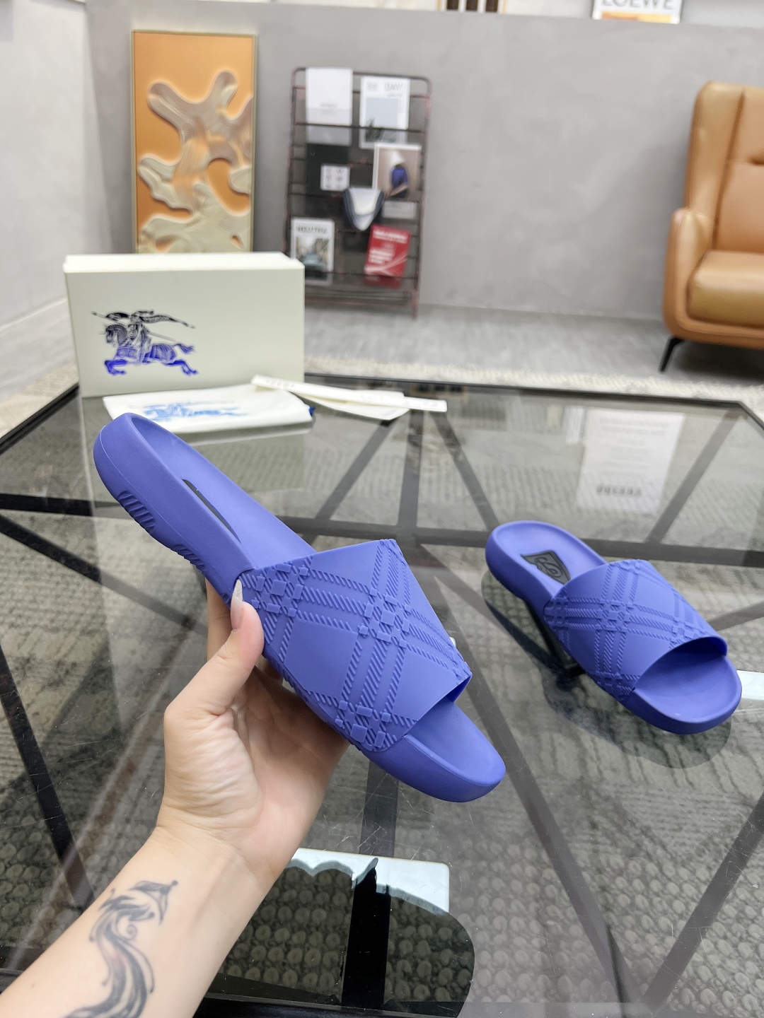  B 🔍顶级代购🇮🇹 巴 炸街男神春夏拖鞋新品专柜同步，鞋面意大利进口标志胶片面料，高品质拼接工艺，鞋底