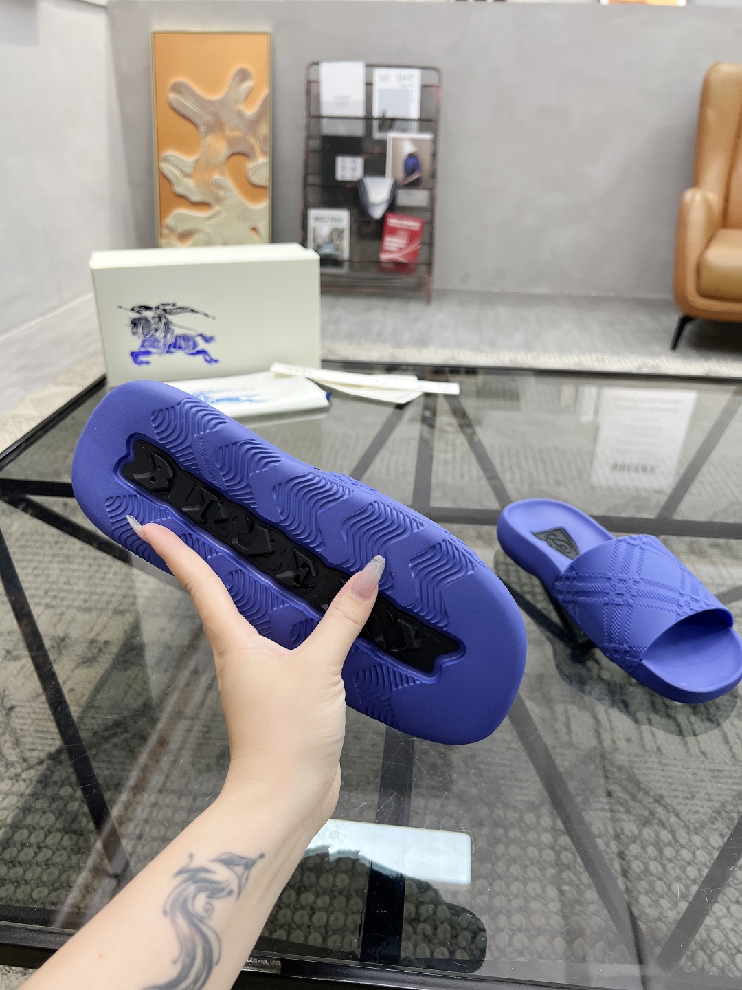  B 🔍顶级代购🇮🇹 巴 炸街男神春夏拖鞋新品专柜同步，鞋面意大利进口标志胶片面料，高品质拼接工艺，鞋底