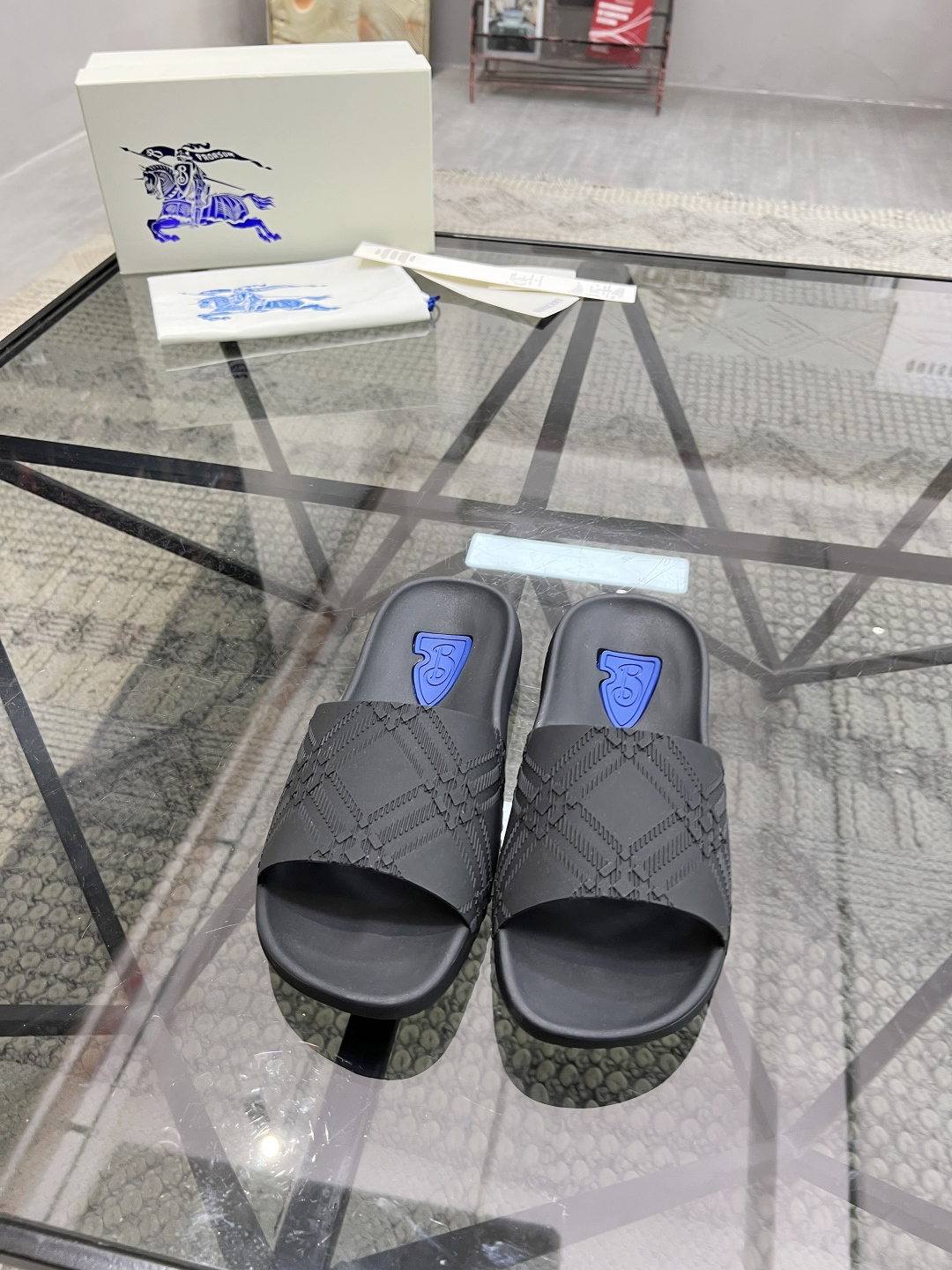  B 🔍顶级代购🇮🇹 巴 炸街男神春夏拖鞋新品专柜同步，鞋面意大利进口标志胶片面料，高品质拼接工艺，鞋底