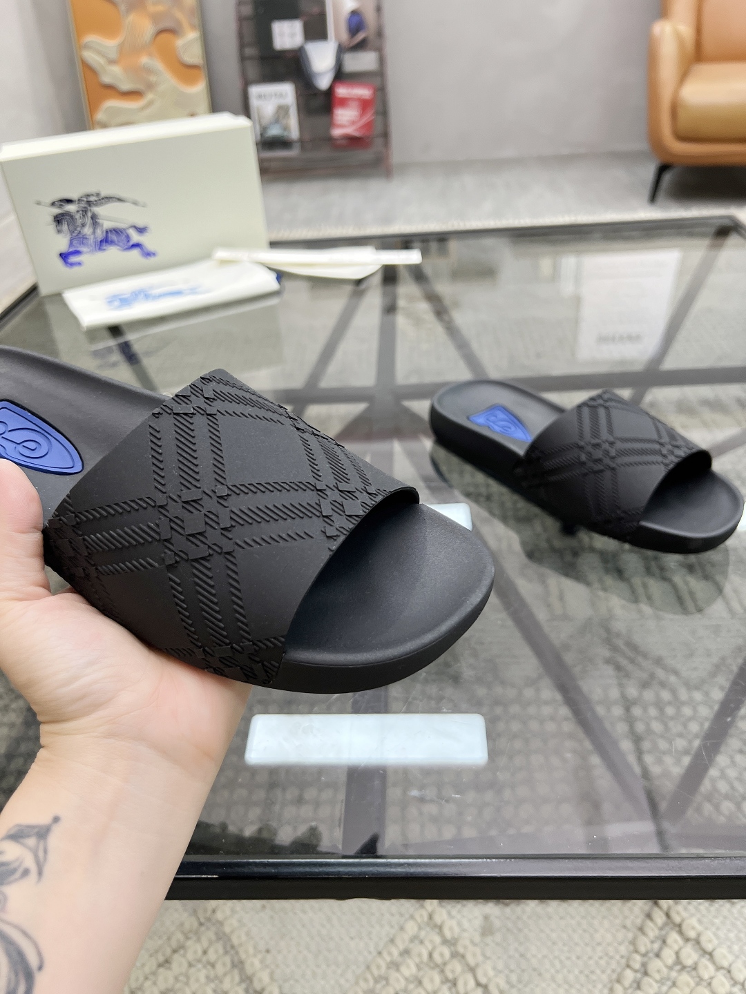  B 🔍顶级代购🇮🇹 巴 炸街男神春夏拖鞋新品专柜同步，鞋面意大利进口标志胶片面料，高品质拼接工艺，鞋底