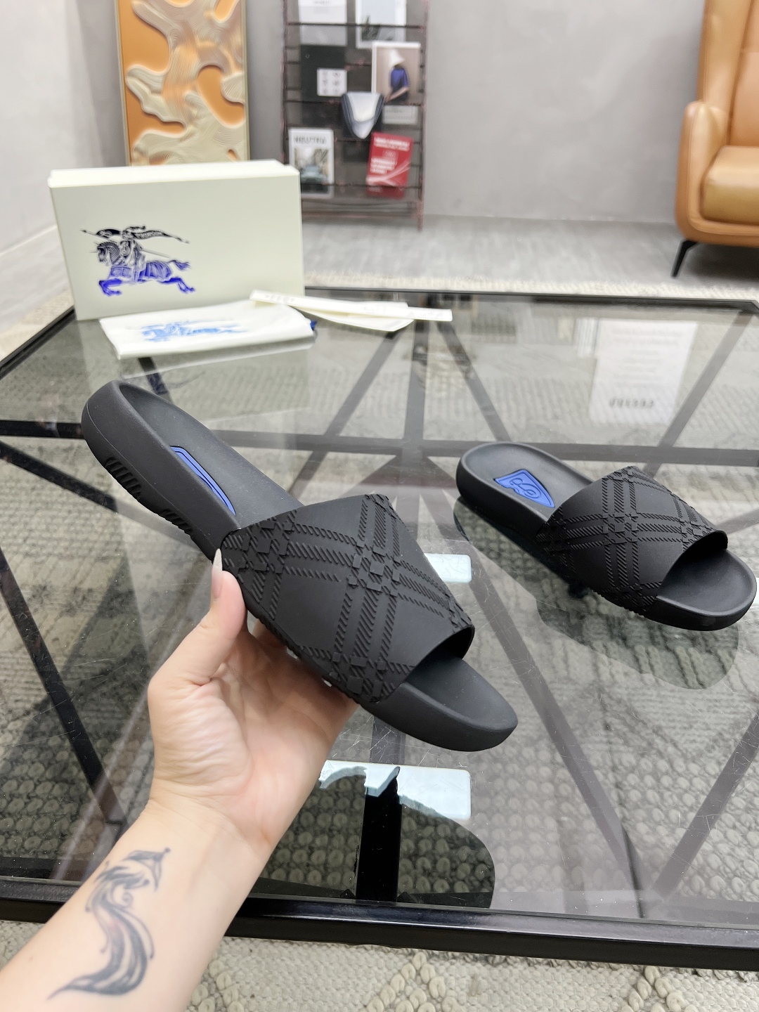  B 🔍顶级代购🇮🇹 巴 炸街男神春夏拖鞋新品专柜同步，鞋面意大利进口标志胶片面料，高品质拼接工艺，鞋底