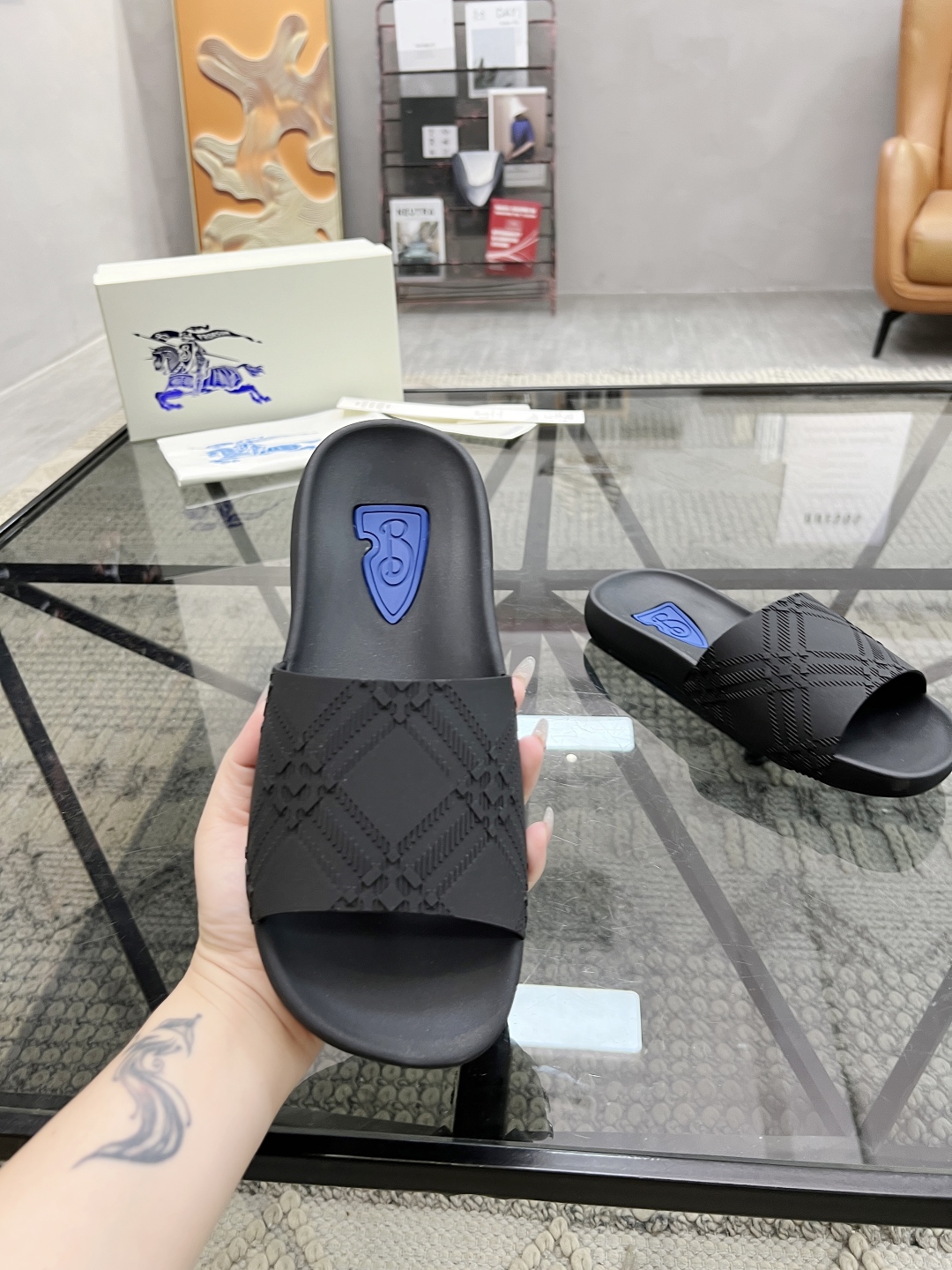  B 🔍顶级代购🇮🇹 巴 炸街男神春夏拖鞋新品专柜同步，鞋面意大利进口标志胶片面料，高品质拼接工艺，鞋底