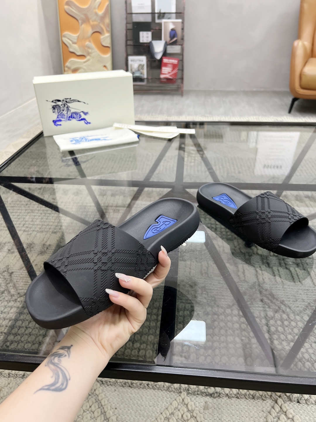  B 🔍顶级代购🇮🇹 巴 炸街男神春夏拖鞋新品专柜同步，鞋面意大利进口标志胶片面料，高品质拼接工艺，鞋底