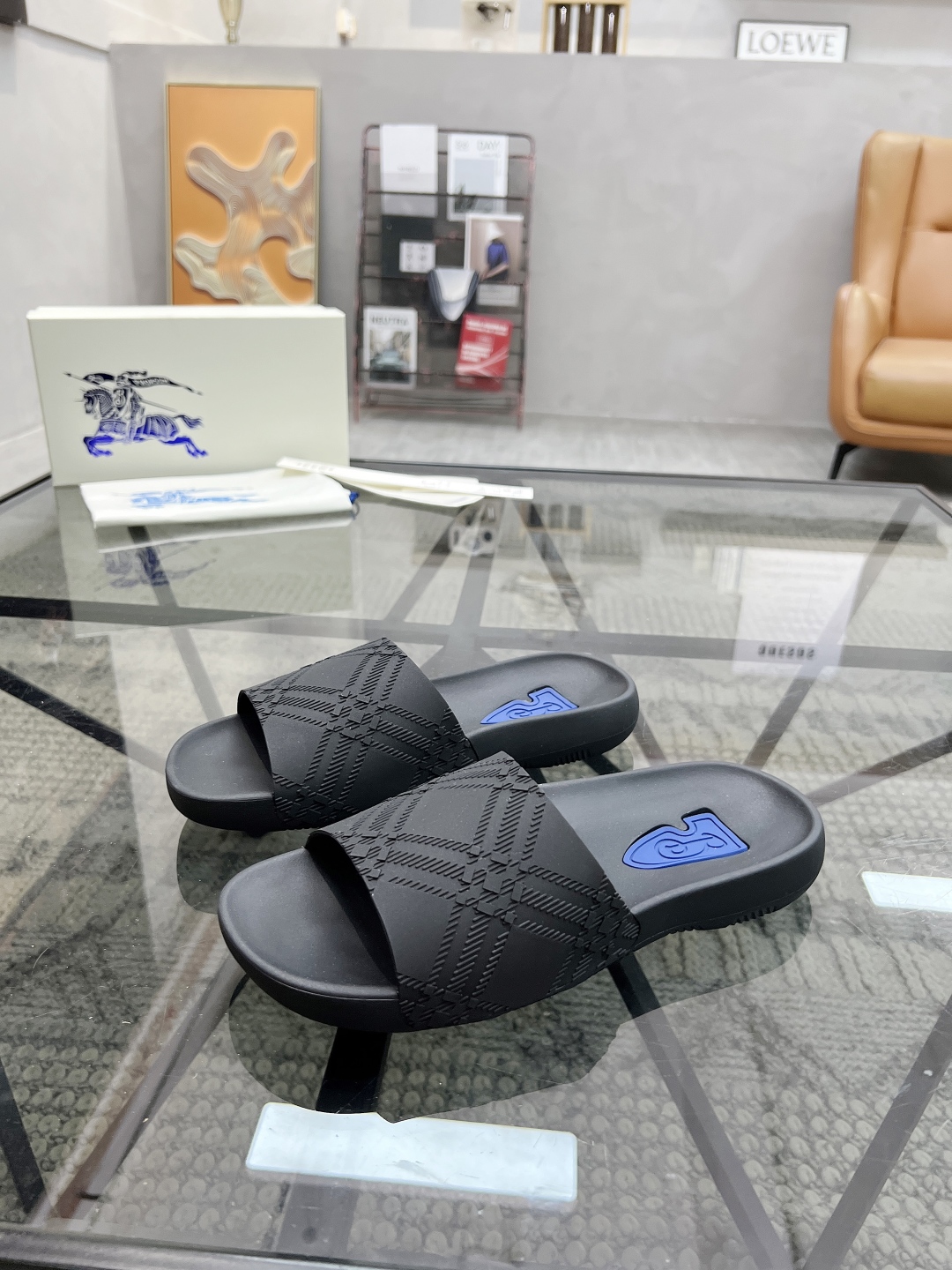  B 🔍顶级代购🇮🇹 巴 炸街男神春夏拖鞋新品专柜同步，鞋面意大利进口标志胶片面料，高品质拼接工艺，鞋底