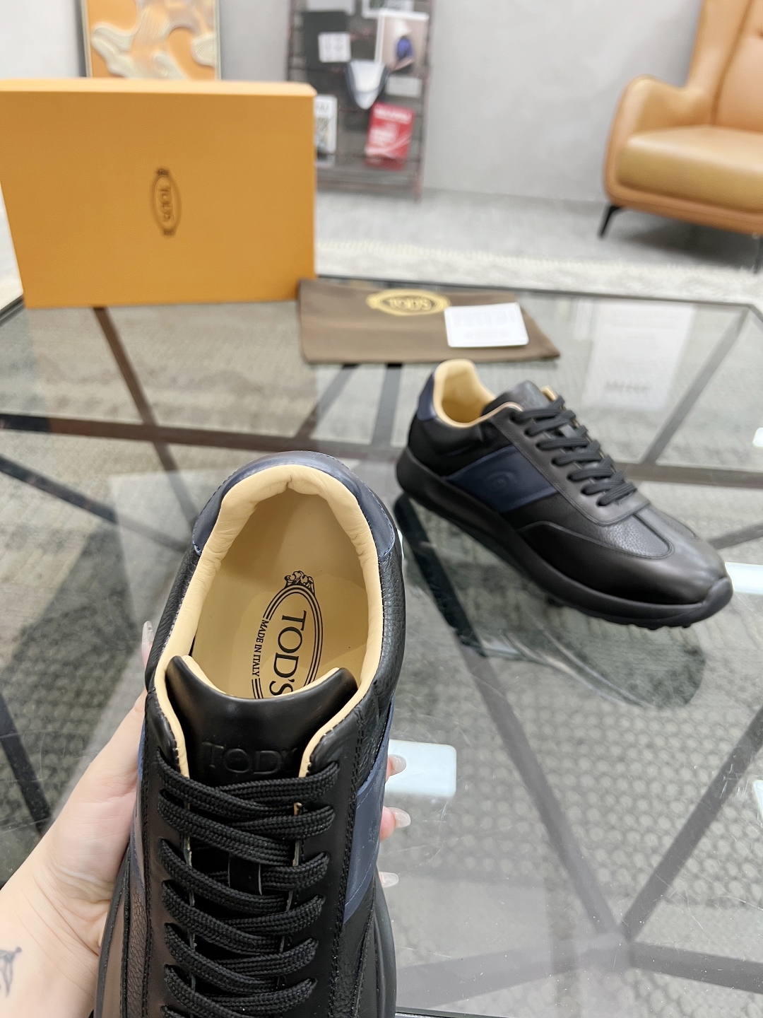  T 🔍顶级代购🇮🇹 托 炸街男神新品来袭，超人气爆款专柜新款，原厂配置意大利进口牛皮面料，高品质复杂拼