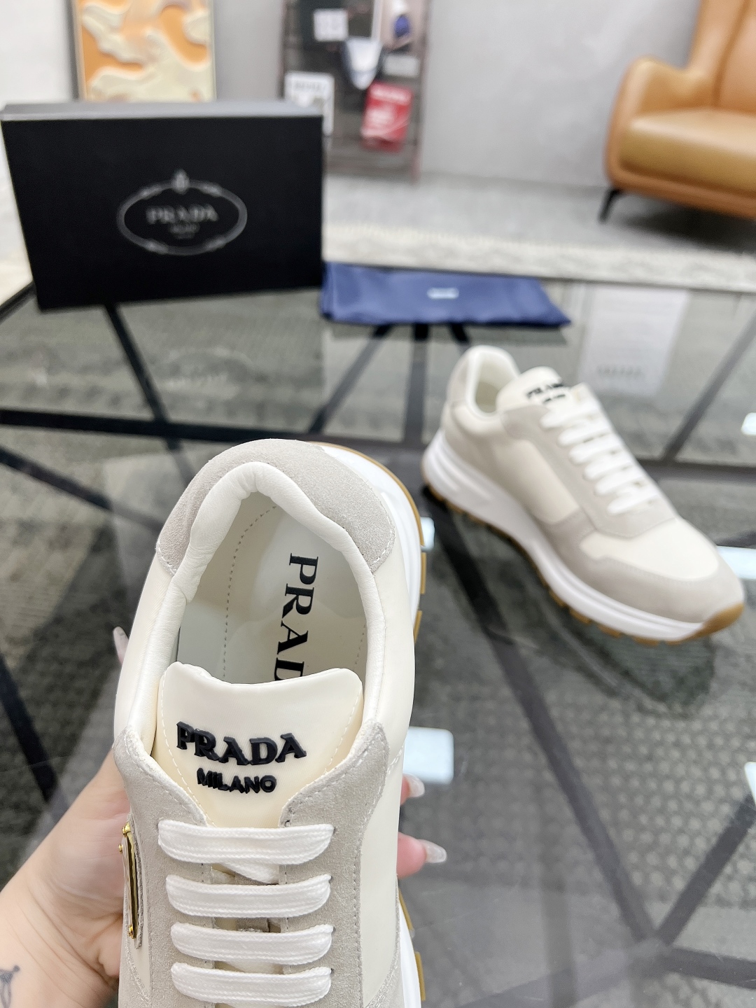  P 🔍顶级代购🇮🇹 普 炸街男神新品来袭，超人气爆款专柜新款，原厂配置意大利进口牛皮搭配帆布面料，高品