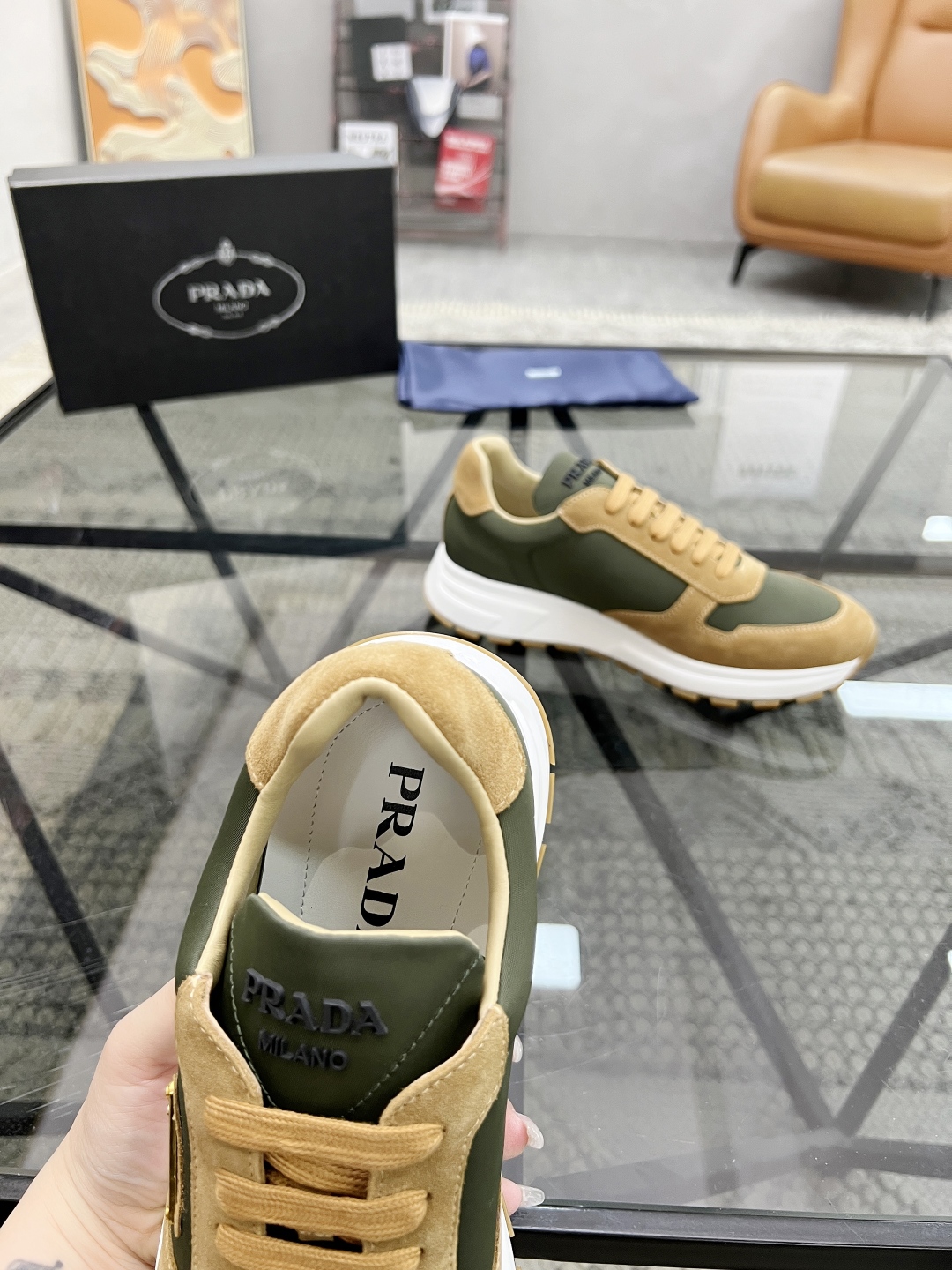  P 🔍顶级代购🇮🇹 普 炸街男神新品来袭，超人气爆款专柜新款，原厂配置意大利进口牛皮搭配帆布面料，高品